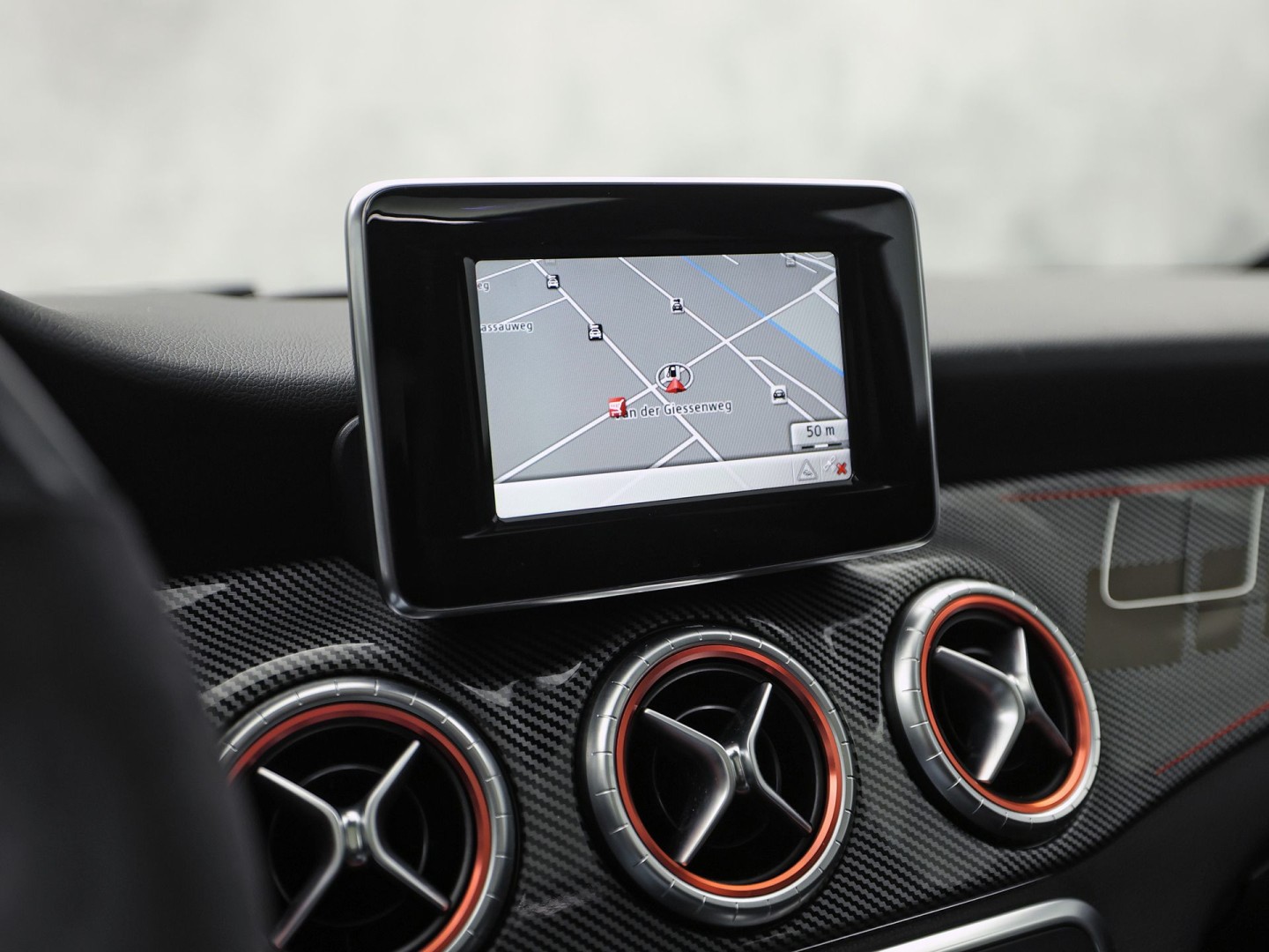Mercedes-Benz CLA-Klasse 250 AMG Sport 211Pk Automaat (PANORAMADAK, STERRENHEMEL, NAVIGATIE, RODE GORDELS, LEDER/ALCANTARA, STOELVERWARMING, SPORTSTOELEN, GETINT GLAS, CRUISE, NIEUWSTAAT)