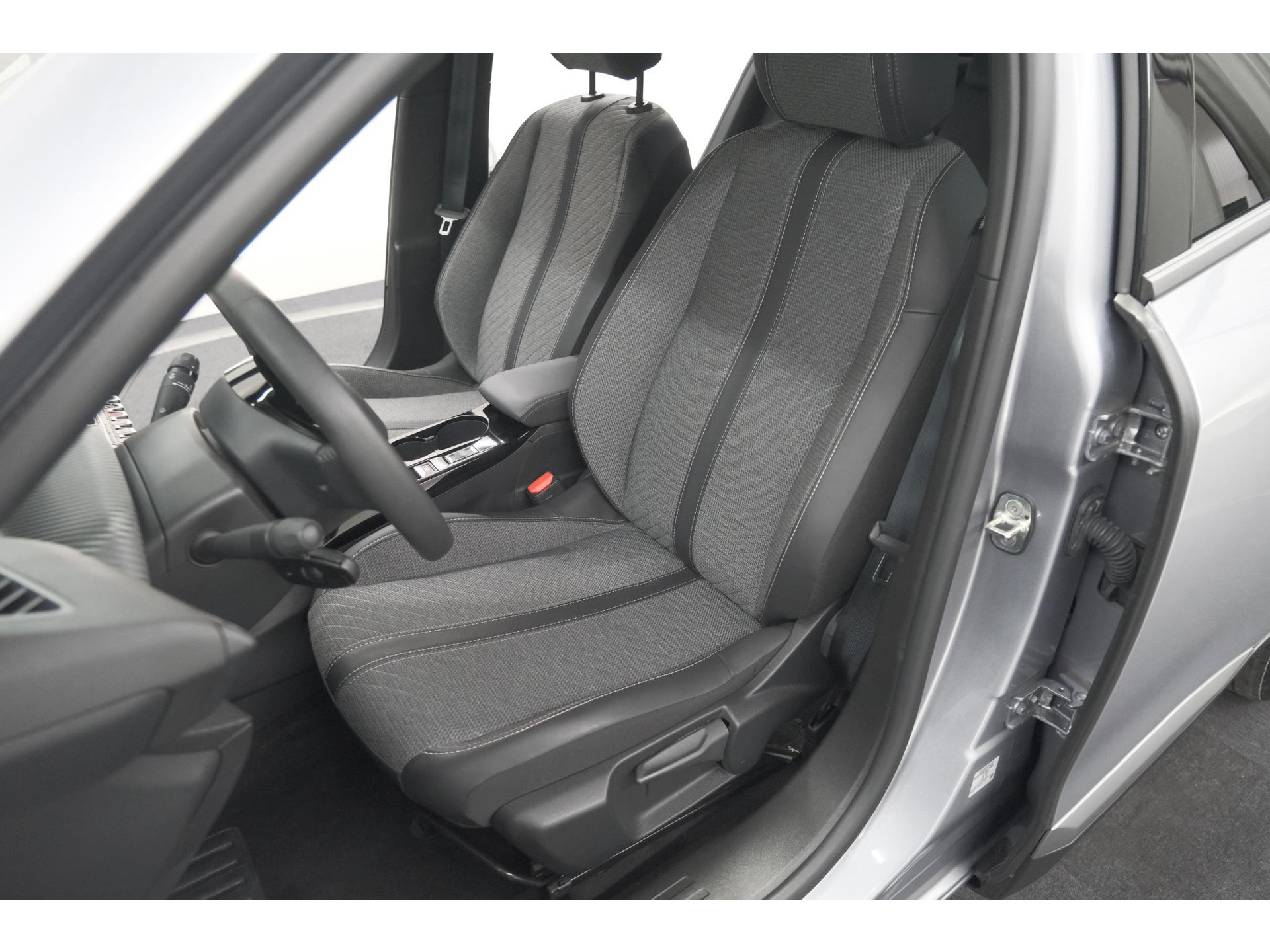 Peugeot 2008 PureTech 100 Allure | Apple Carplay | Parkeersensoren | Climate control