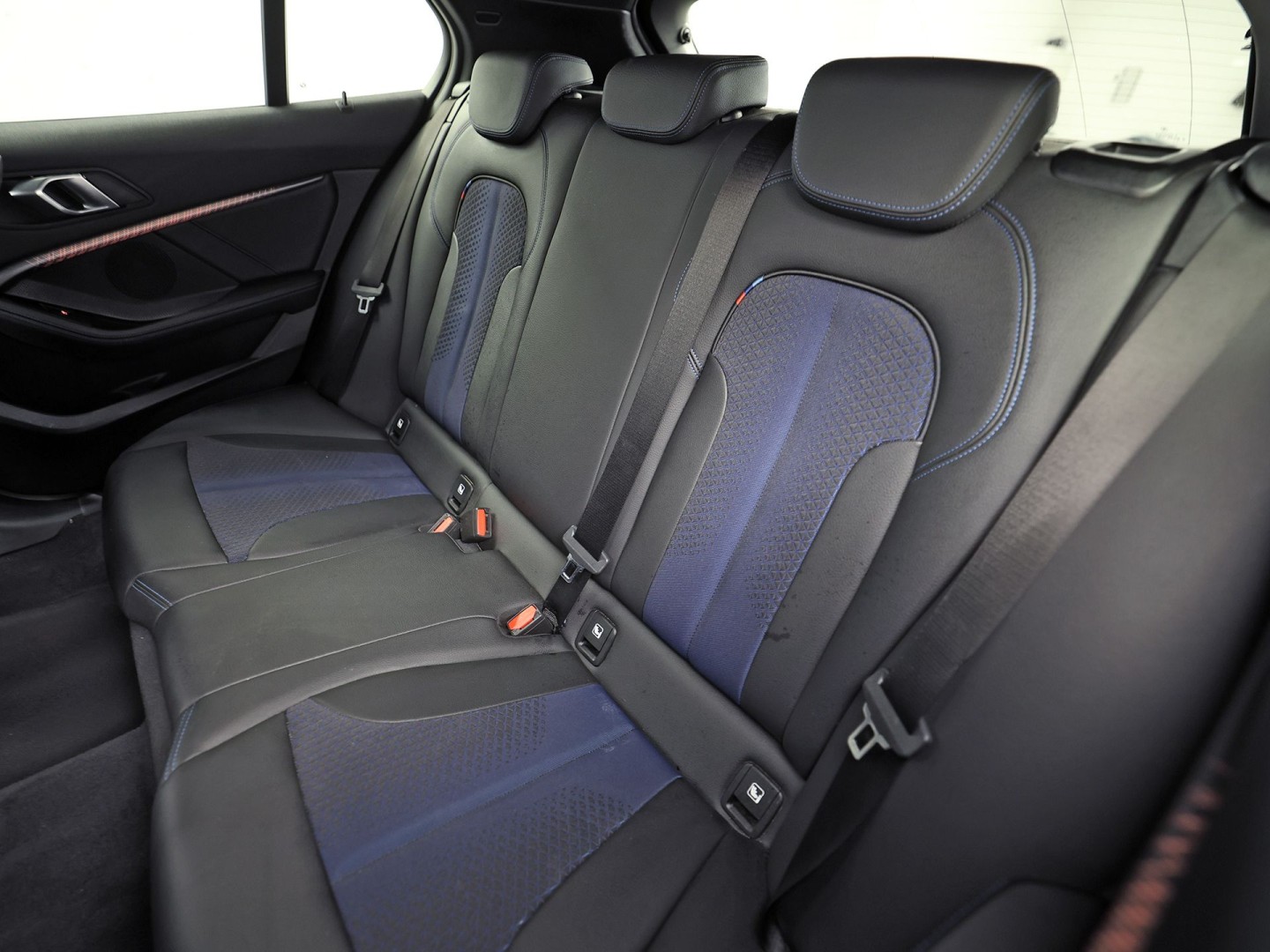 BMW 1 Serie 118i M Sport Automaat (APPLE CARPLAY, M PAKKET, GROOT NAVI, LEDER, SPORTSTOELEN, SFEERVERLICHTING, GETINT GLAS, NIEUWSTAAT)