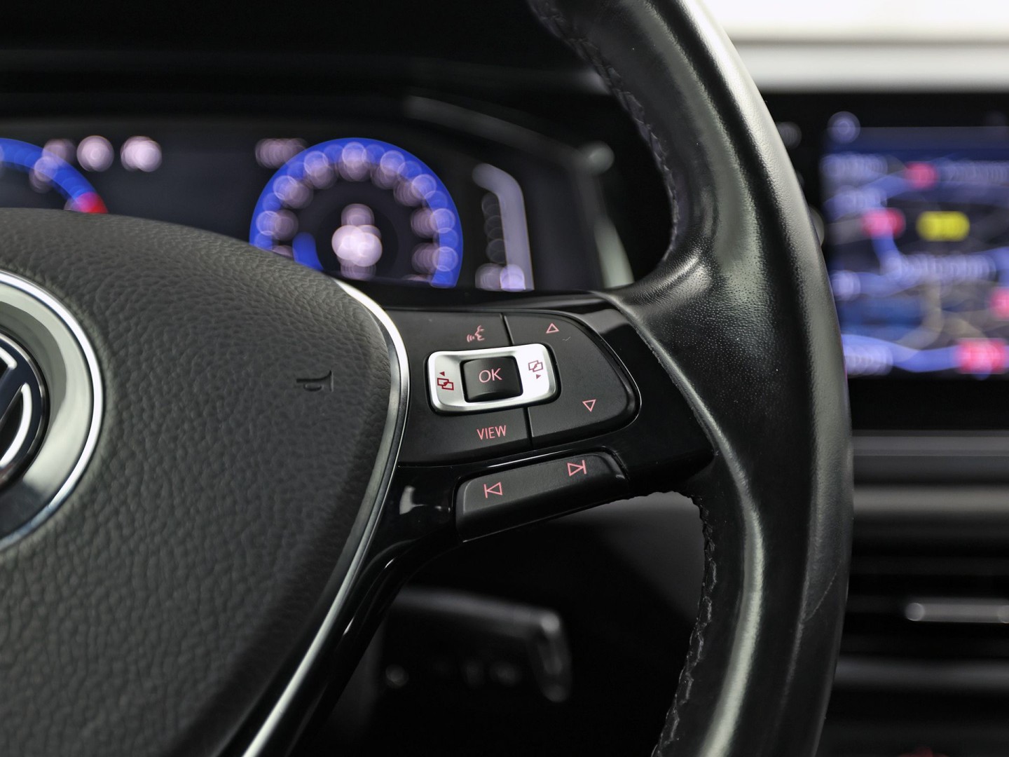 Volkswagen Polo 1.0 TSI Sport Automaat (VIRTUAL COCKPIT, ZWART HEMEL, GROOT NAVI, TREKHAAK, LEDER, SPORTSTOELEN, GETINT GLAS, LM VELGEN, ADAPTIVE CRUISE, NIEUWSTAAT)