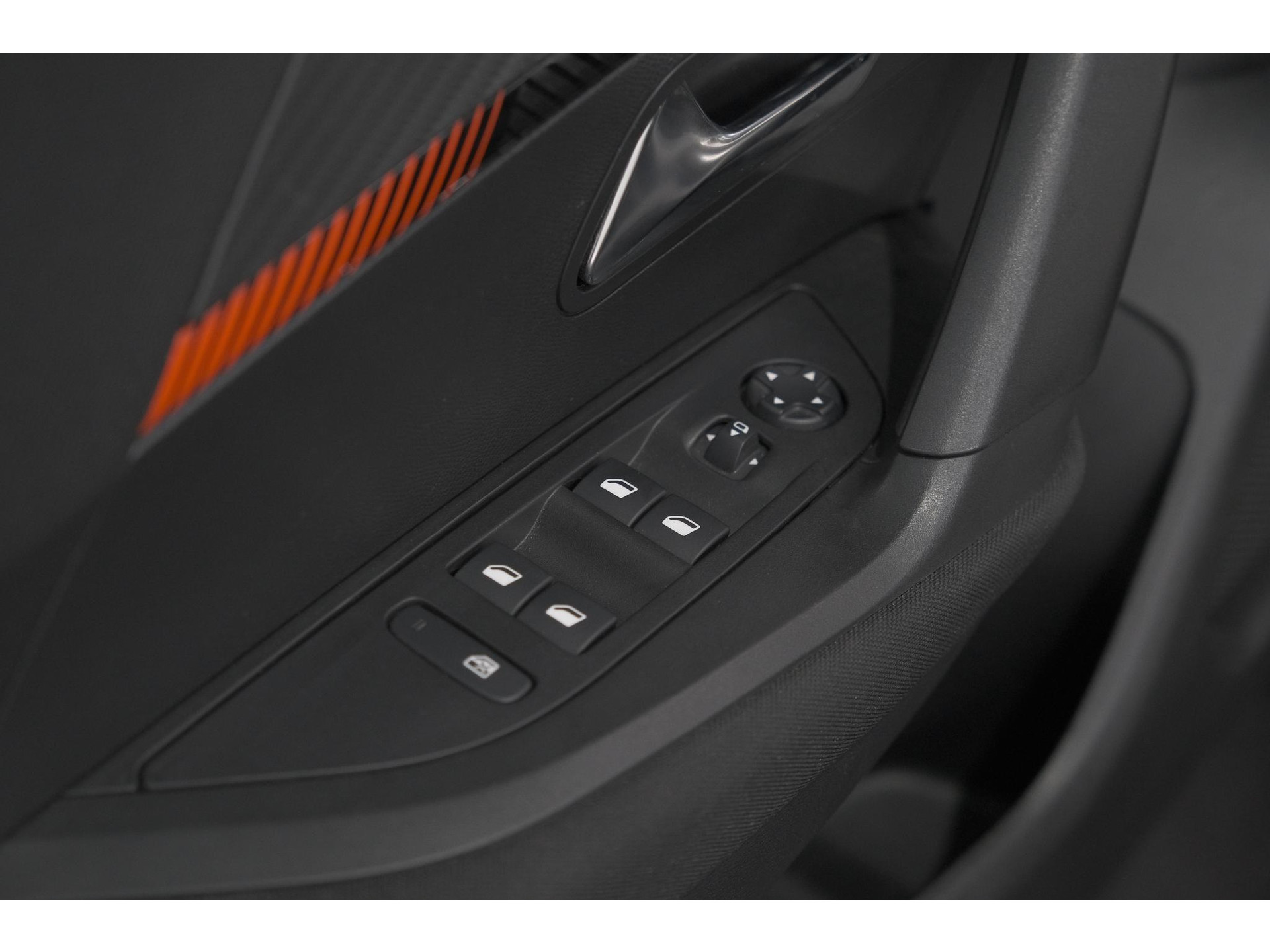 Peugeot 2008 PureTech 130 EAT8 Active Pack | Parkeersensoren | Apple CarPlay | Climate Control | Stoelverwarming