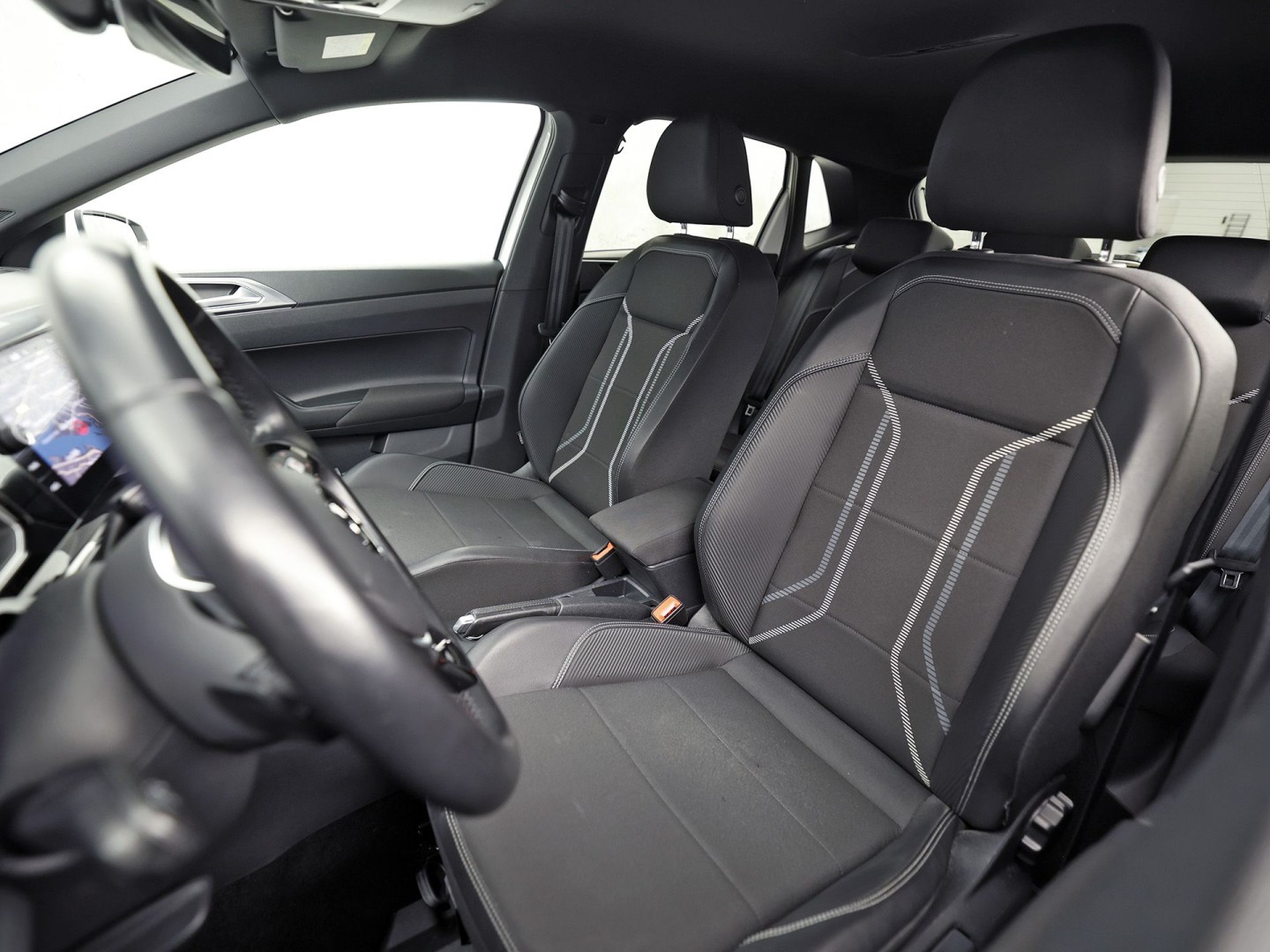 Volkswagen Polo 1.0 TSI R-Line Sport Automaat (VIRTUAL COCKPIT, ZWART HEMEL, GROOT NAVI, CLIMATE, LEDER, SPORTSTOELEN, GETINT GLAS, LM VELGEN, ADAPTIVE CRUISE, NIEUWSTAAT)