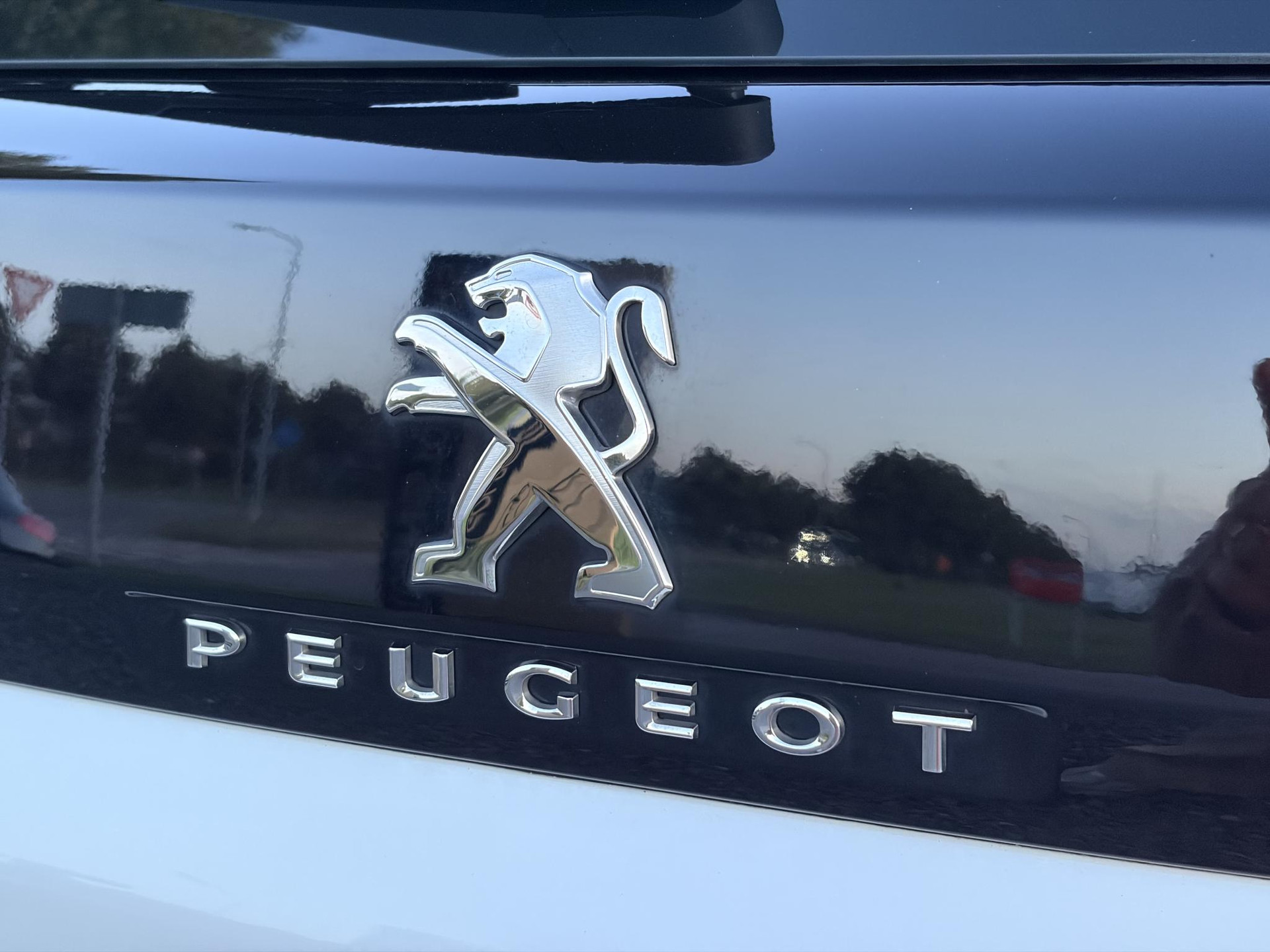 Peugeot 3008 1.2 PureTech Active ✓D-riem vv in 2023✓360° Camera✓Carplay✓Navi✓131pk✓Clima✓Cruise✓Trekhaak✓Dealer Onderhouden✓Bj 11-2019✓Lm velgen✓6 Bak✓Pdc✓N.A.P✓Apk tot 06-2027