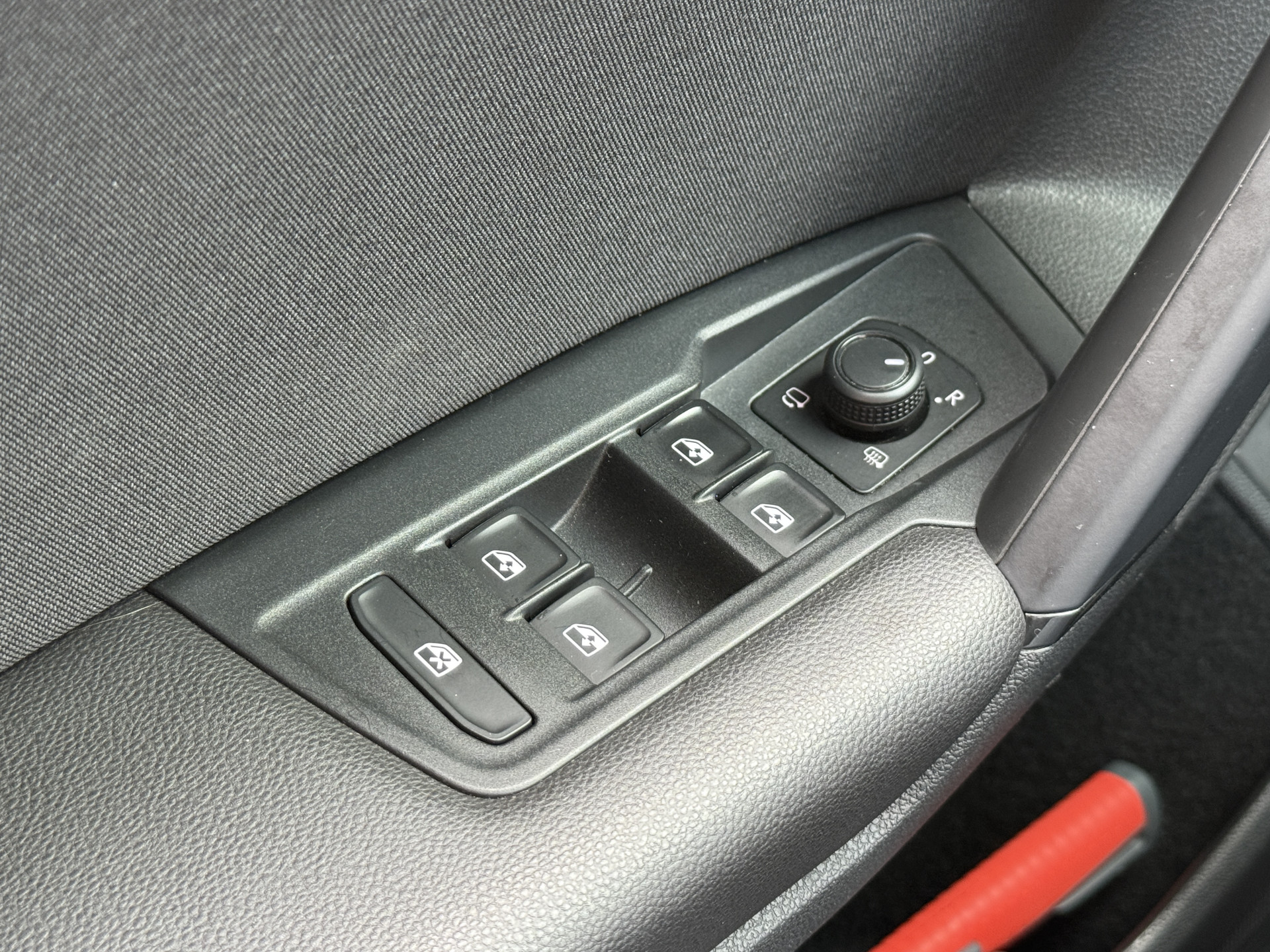 Volkswagen Tiguan 1.4 TSI eHybrid R-Line Business+ | Camera | Stoelverwarming | Dodehoeksensoren