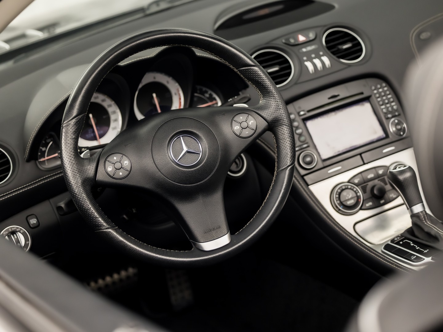 Mercedes-Benz SL-Klasse 280 AMG Sport 232Pk Automaat (NAVIGATIE, ORG. NL, LEDER, MEMORY SEATS, STOELVERWARMING, CRUISE, XENON, NIEUWE APK, NIEUWSTAAT)