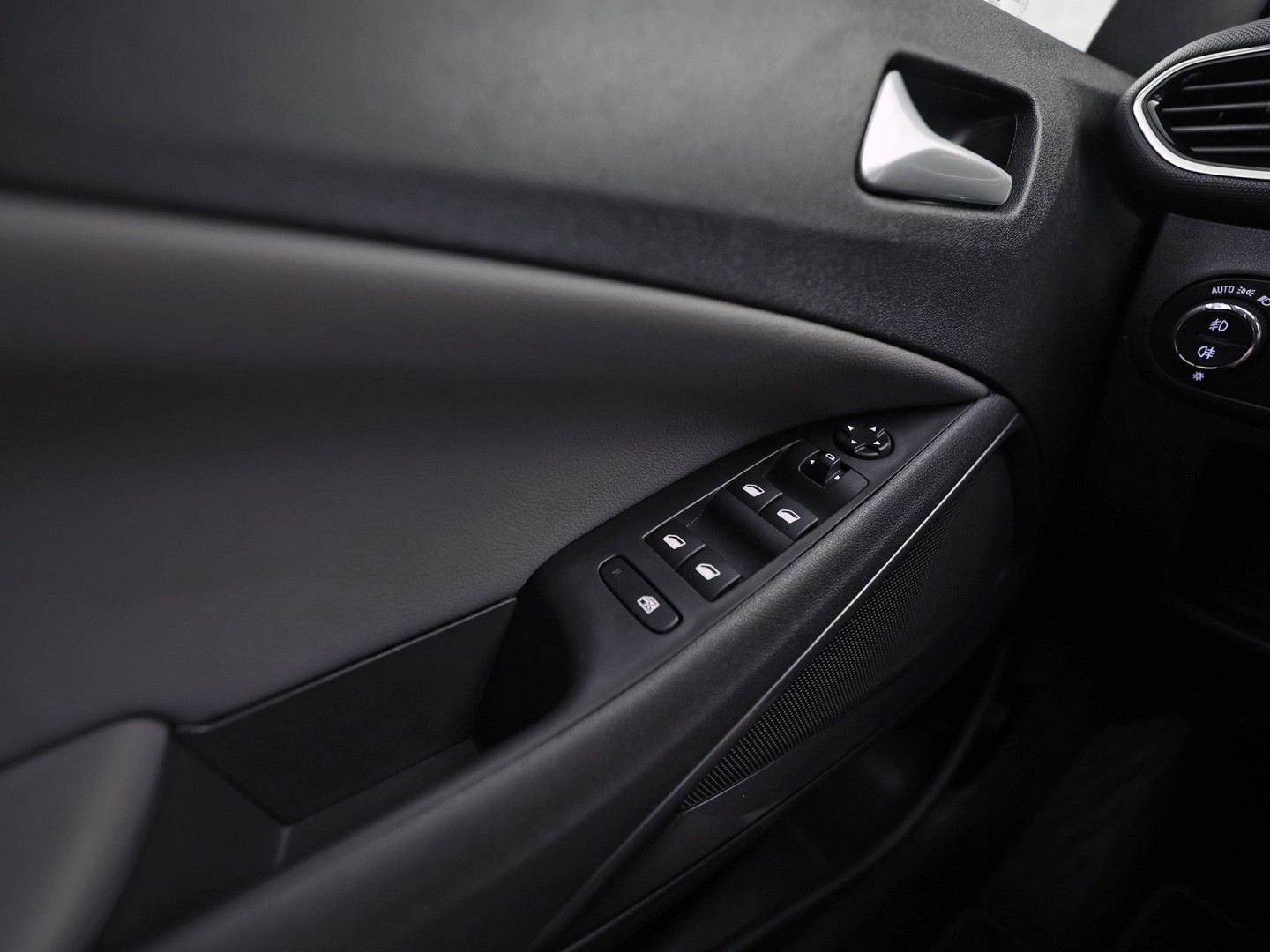 Opel Crossland X 1.2 Turbo Innovation Sport Automaat (APPLE CARPLAY, GROOT NAVI, CLIMATE, STUUR/STOELVERWARMING, SPORTSTOELEN, LEDER, GETINT GLAS, PARKEERSENSOREN, NIEUWSTAAT)