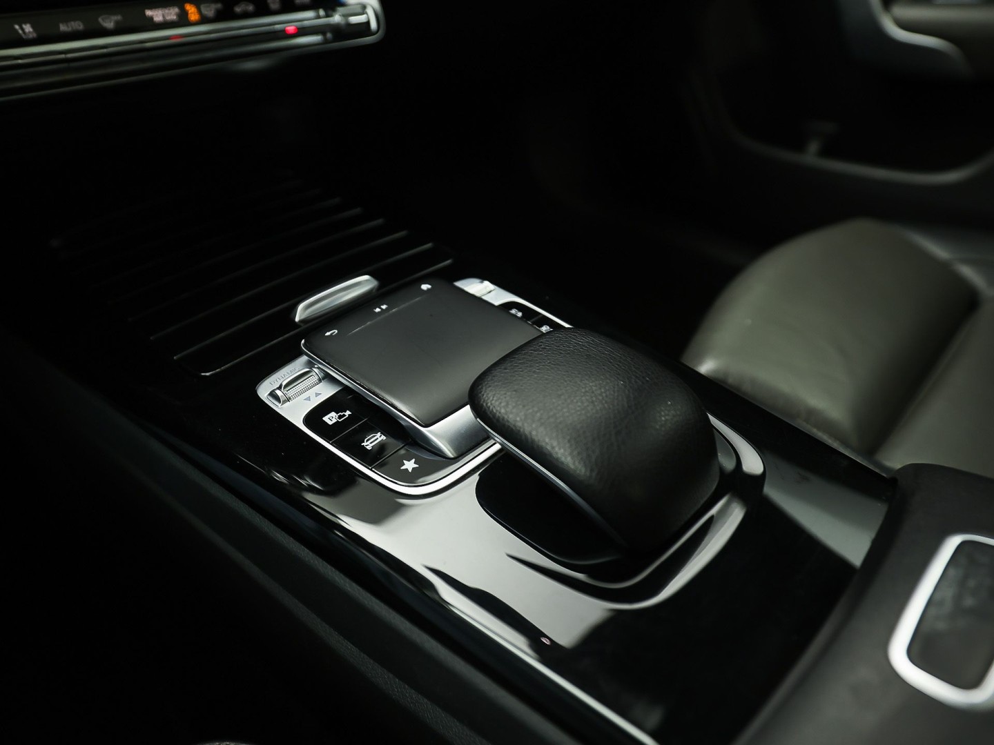 Mercedes-Benz CLA-Klasse 200 AMG Sport 163Pk Automaat (PANORAMADAK, GROOT NAVI, LEDER, CAMERA, SPORTSTOELEN, GETINT GLAS, STOELVERWARMING, NIEUWSTAAT)