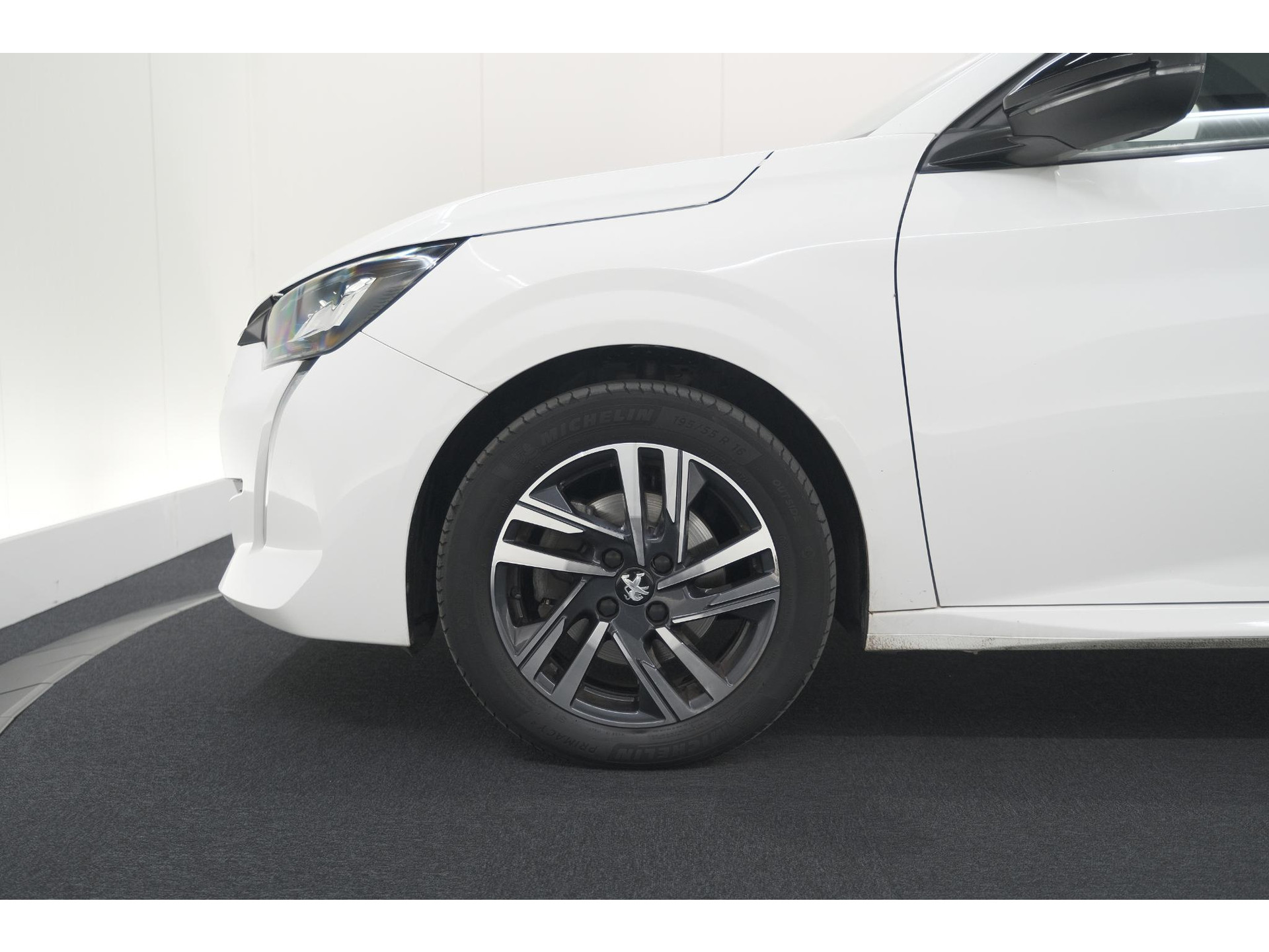 Peugeot 208 PureTech 100 PK Allure | Apple Carplay | Parkeersensoren | Lichtmetalen velgen