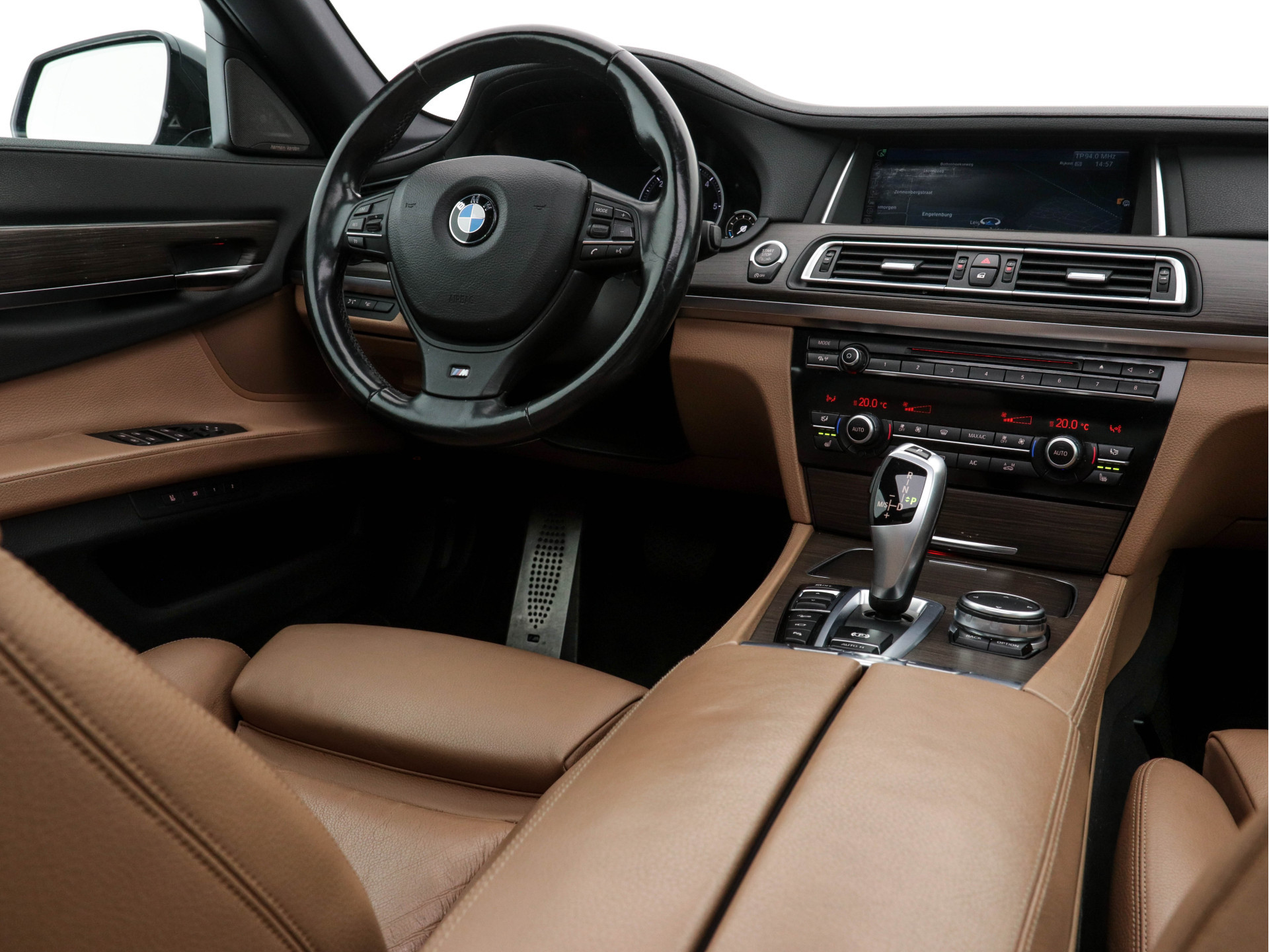 BMW 7-serie 740d xDrive M-Sport Aut. *PANO | LEATHER | FULL-LED | SURROUND-VIEW | NAVI-FULLMAP | SOFT-CLOSE | HEAD-UP | HARMAN/KARDON-AUDIO | KEYLESS | CRUISE | HEATED-SPORTSEATS | LANE-ASSIST | MEMORY-PACK | TOWBAR