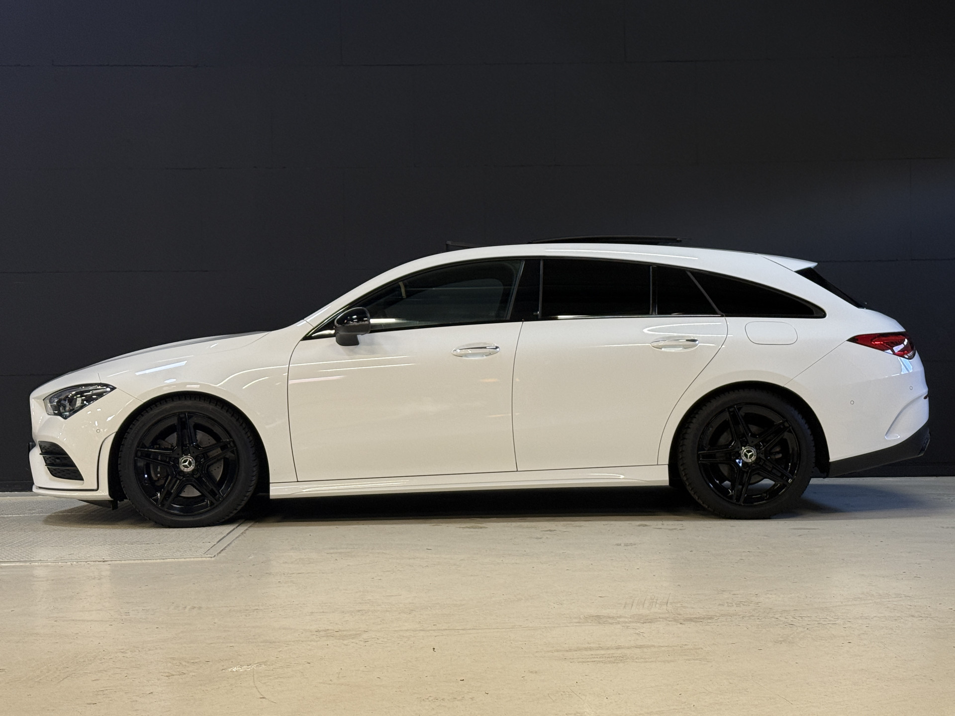 Mercedes-Benz CLA-klasse Shooting Brake 200 Business Solution AMG | Panoramadak | Sfeerverlichting | Multibeam