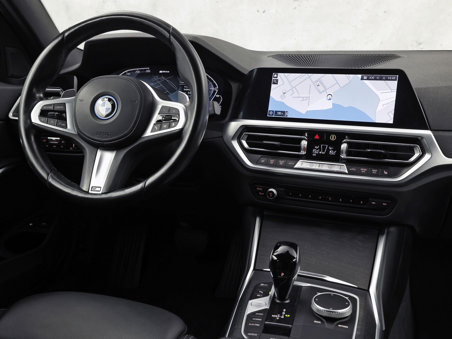 BMW 3-serie Touring 320e High Executive 204Pk Automaat (APPLE CARPLAY, M STUUR, GROOT NAVI, STOELVERWARMING, CAMERA, LEDER, SPORTSTOELEN, GETINT GLAS, ZWART HEMEL, NIEUWE APK, NIEUWSTAAT)