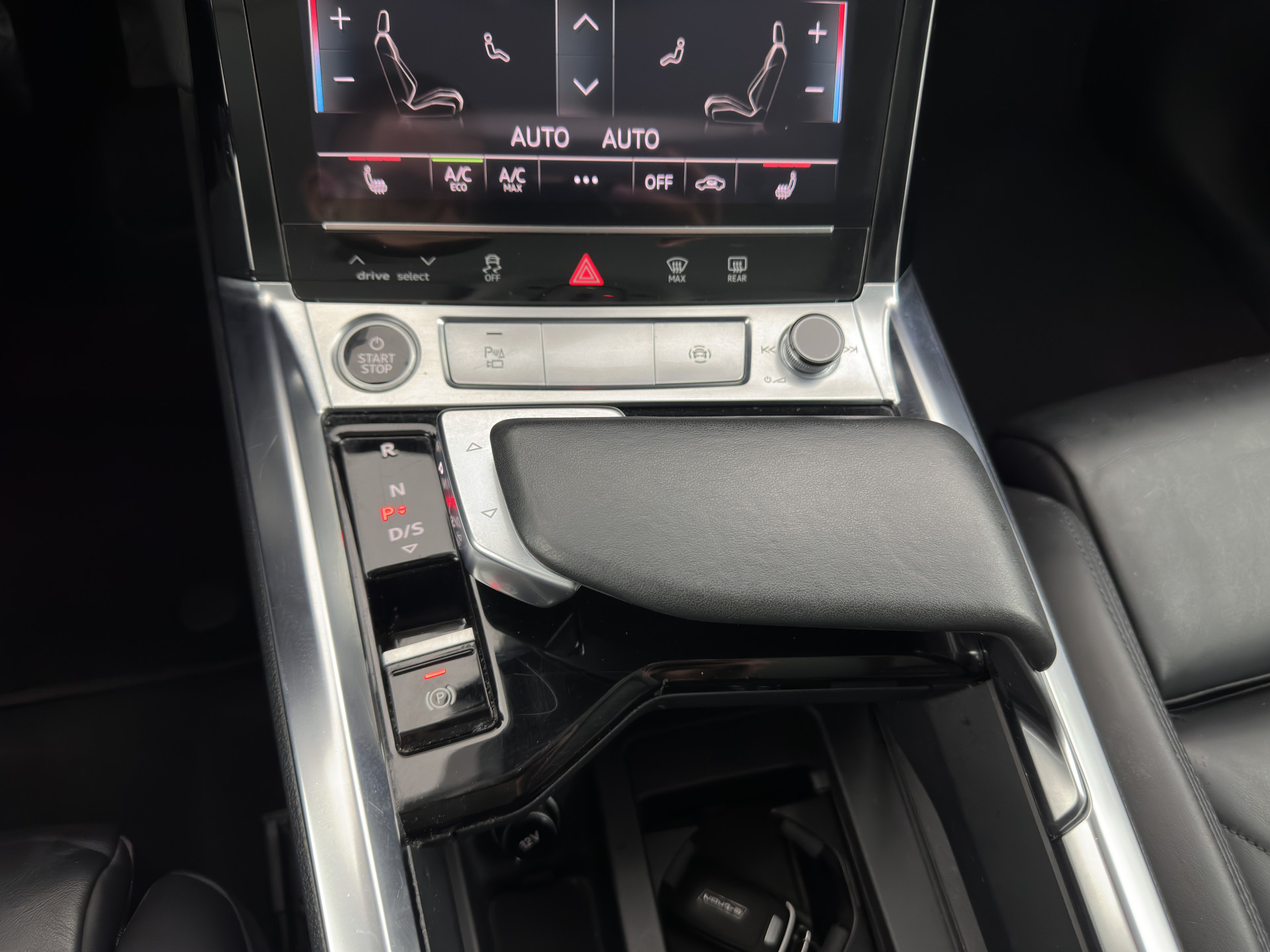 Audi e-tron 55 quattro Business edition Plus 95 kWh [ 3-Fase ] {SOH-88%} (INCL-BTW) *PANO | LUXURY-LEATHER | ADAPTIVE-CRUISE | FULL-LED | DIGI-COCKPIT | KEYLESS | MEMORY-PACK | CAMERA | NAVI-FULLMAP | SHIFT-PADDLES | DAB+ | COMFORT-SEATS | 20''ALU*