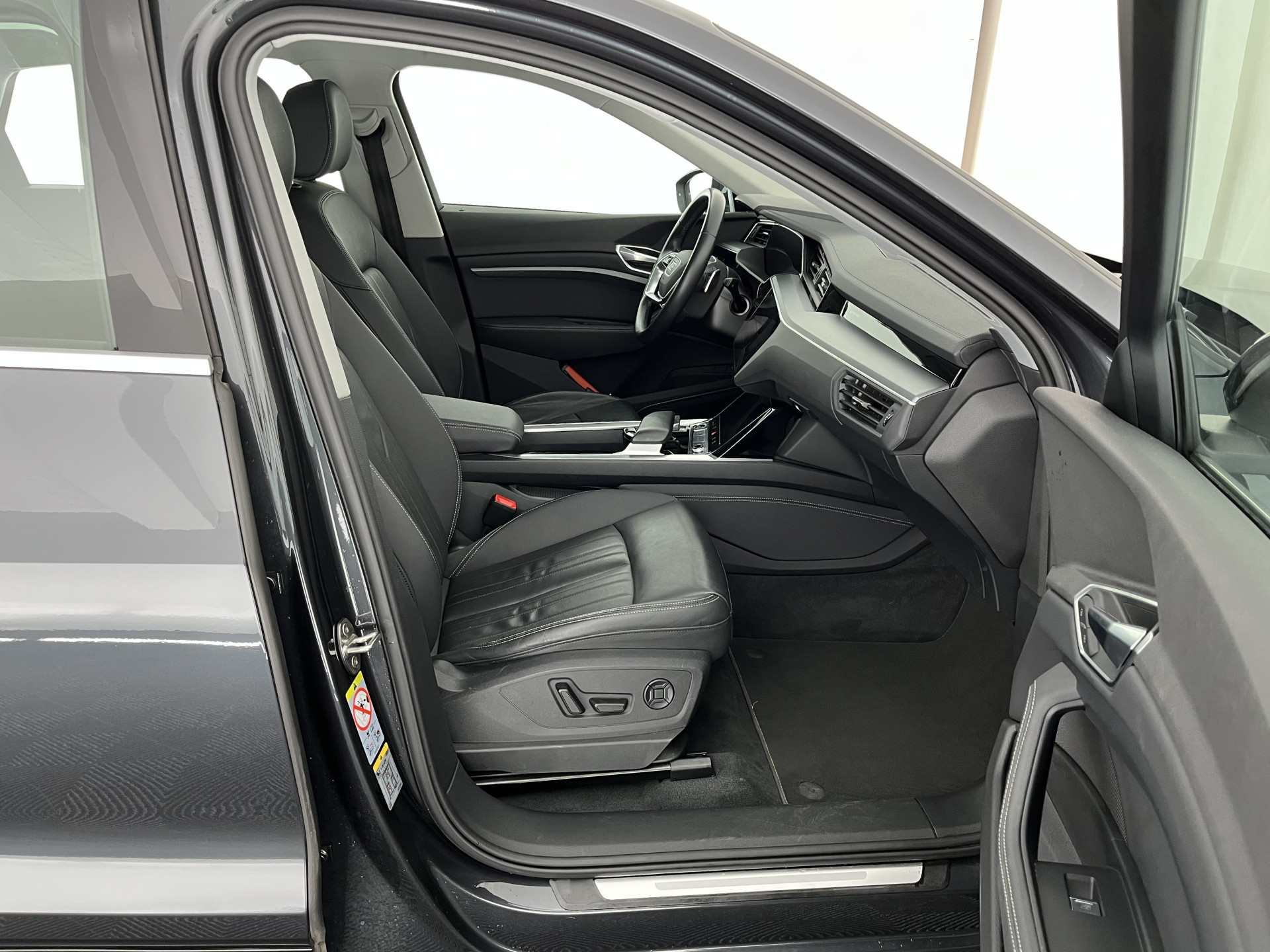 Audi e-tron 55 quattro Advanced edition Plus 95 kWh [3-Fase] {SOH-93%} (INCL-BTW) Aut.*LEATHER | ADAPTIVE-CRUISE | FULL-LED | DIGI-COCKPIT | KEYLESS | MEMORY-PACK | CAMERA | NAVI-FULLMAP | SHIFT-PADDLES | DAB+ | HEATED-COMFORTSEATS | DRIVE-SELECT | 20''AL