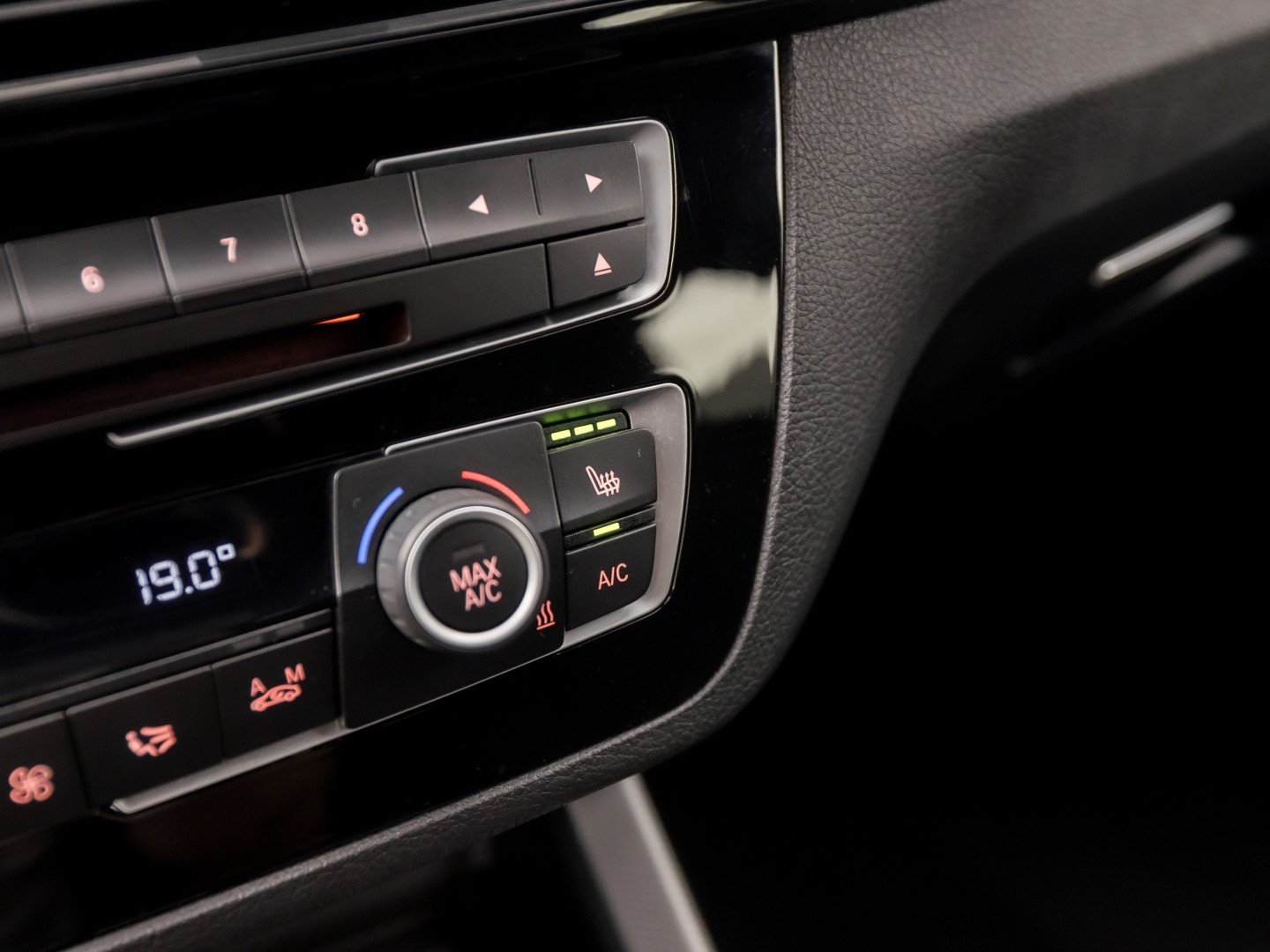 BMW M140i M Sport High Executive 340Pk Automaat (6 CILINDER, M PAKKET, HARMAN/KARDON, ALCANTARA, CAMERA, SPORTSTOELEN, M SPORTREMMEN, NAVIGATIE, STOELVERWARMING, GETINT GLAS, NIEUWSTAAT)