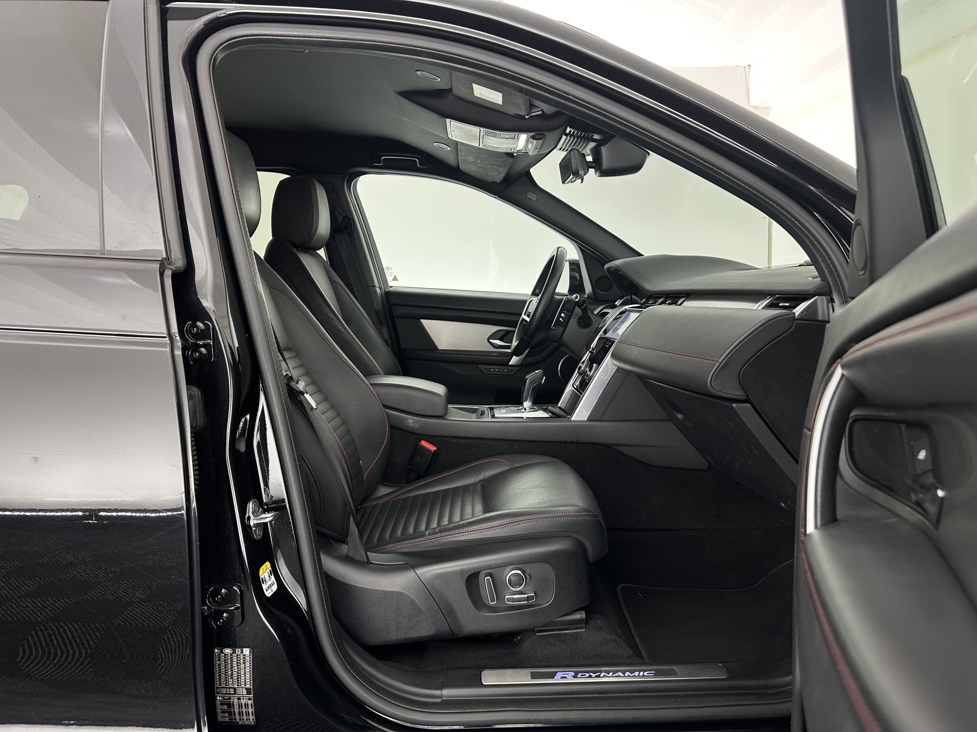 Land Rover Discovery Sport P300e 1.5 R-Dynamic HSE Black Exterior Pack AWD (Plug-in) (INCL-BTW) *LEATHER | FULL-LED | DIGI-COCKPIT | MERIDIAN-AUDIO | BLINDSPOT | KEYLESS | SHIFTPADDLES | PRIVACYGLASS | NAVI-FULLMAP | ECC | MEMORY-PACK | PDC | CRUISE | 20'