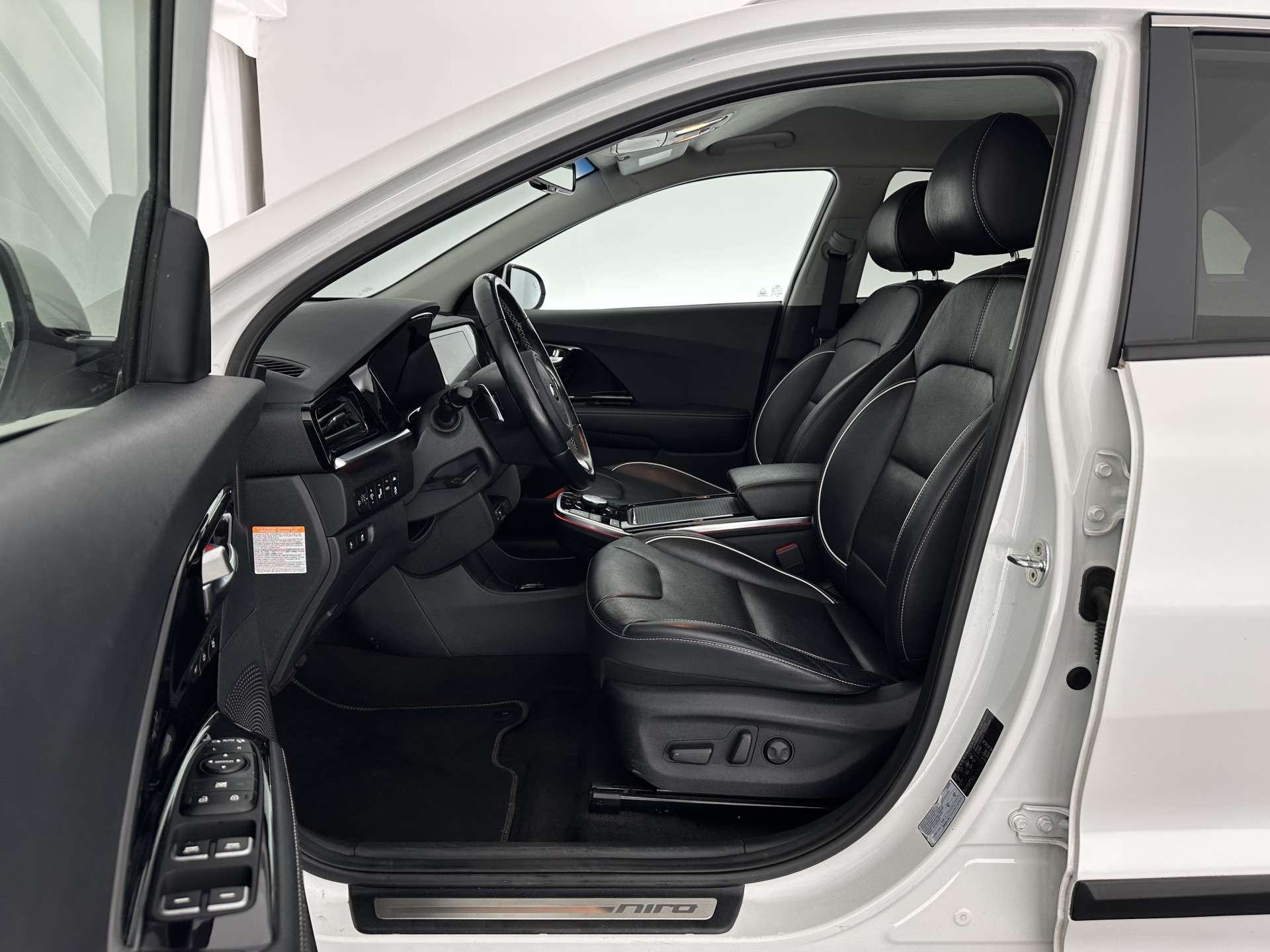 Kia e-Niro ExecutiveLine 64 kWh [ 3-Fase ] {SOH-100%} (INCL-BTW)  Aut.*HEATPUMP | LEATHER | FULL-LED | NAVI-FULLMAP | ADAPTIVE-CRUISE | CAMERA | MEMORY-PACK | LANE-ASSIST | KEYLESS | DIGI-COCKPIT | PRIVACYGLASS | SHIFTPADDLES | 17"ALU*