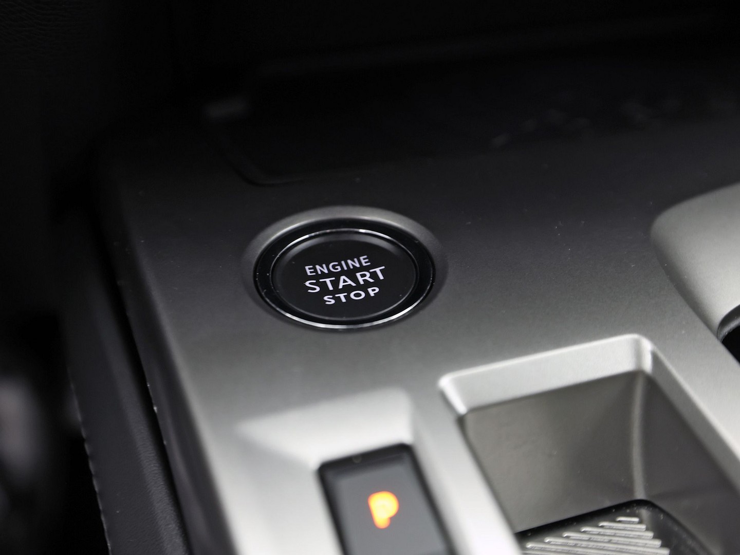Peugeot 308 SW 1.6 Plug-in Hybrid 180 Allure 180Pk Automaat (APPLE CARPLAY, GROOT NAVI, 360 CAMERA, LEDER, SPORTSTOELEN, GETINT GLAS, ADAPTIVE CRUISE, KEYLESS, NIEUWSTAAT)