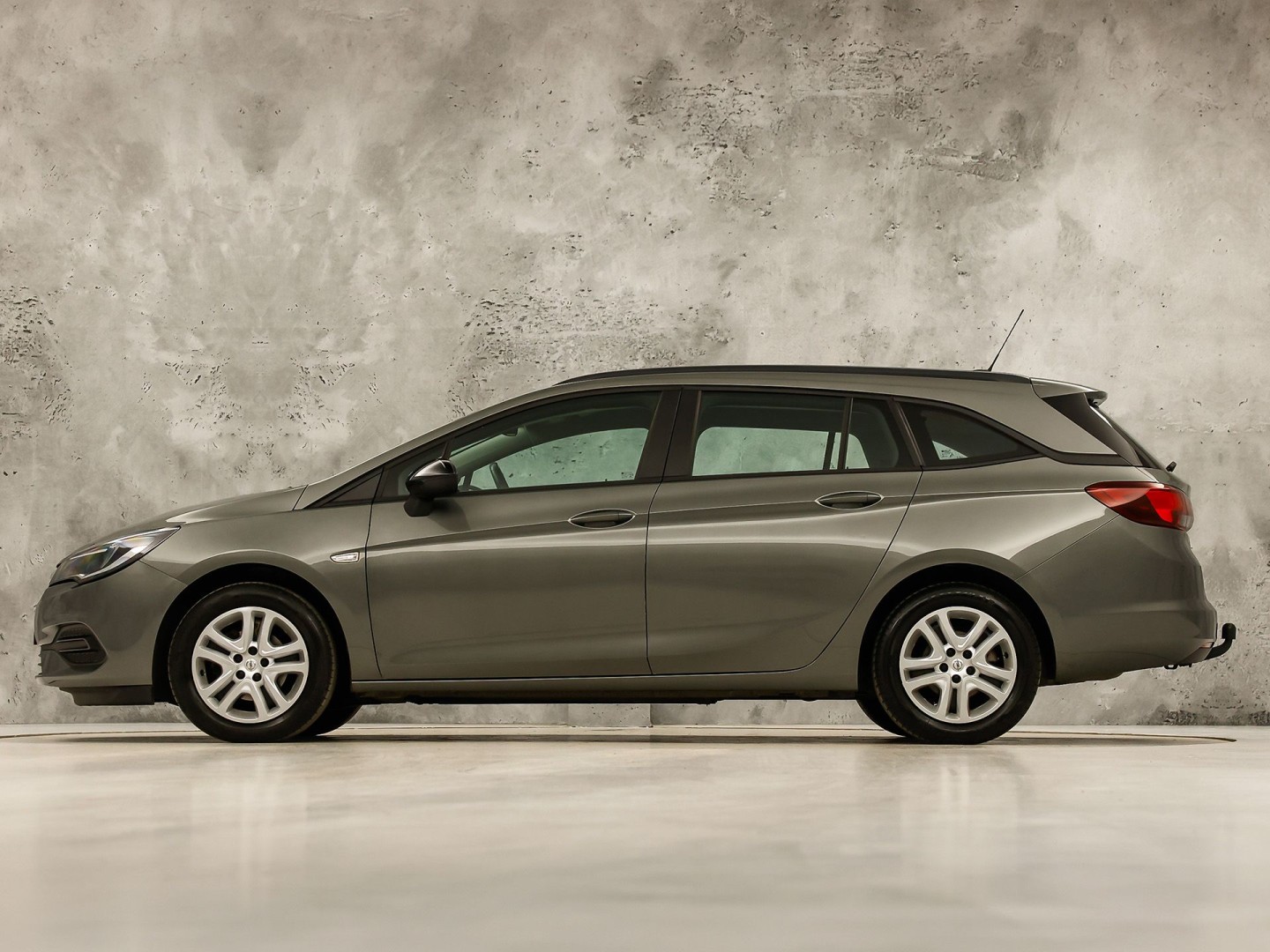 Opel Astra Sports Tourer 1.2 Sport (APPLE CARPLAY, NAVIGATIE, CRUISE, TREKHAAK, SPORTSTOELEN, PARKEERSENSOREN, NIEUWSTAAT)