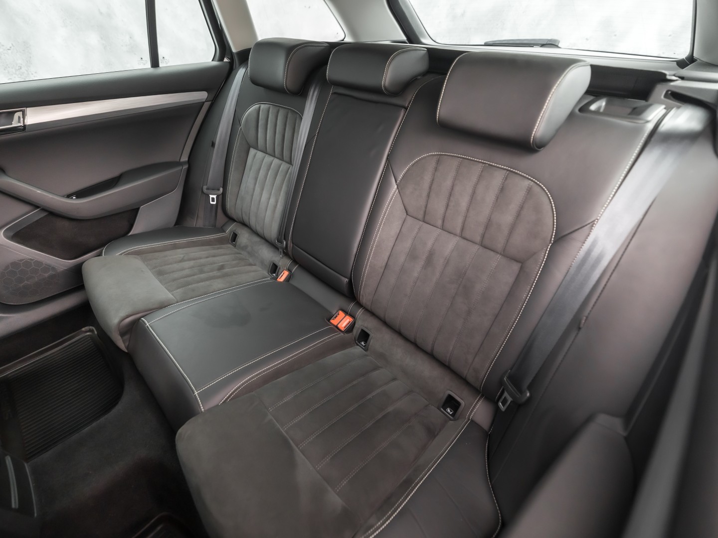 Škoda Superb Combi 1.4 TSI iV Sport 218Pk Automaat (VIRTUAL COCKPIT, APPLE CARPLAY, GROOT NAVI, MEMORY SEAT, LEDER/ALCANTARA, CAMERA, STOELVERWARMING, ADAPTIVE CRUISE, ELEK ACHTERKLEP, NIEUWSTAAT)