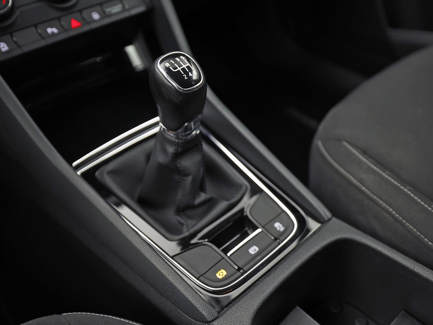 Škoda Karoq 1.5 TSI ACT Sport 150Pk (APPLE CARPLAY, CLIMATE, STOELVERWARMING, GETINT GLAS, SPORTSTOELEN, PARKEERSENSOREN, CRUISE, NIEUWSTAAT)