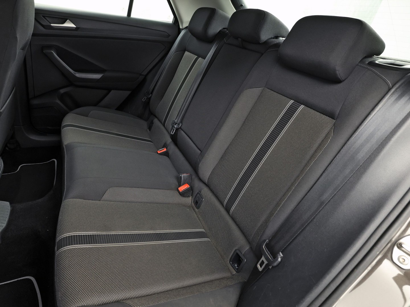 Volkswagen T-Roc 1.5 TSI Sport 150Pk (APPLE CARPLAY, GROOT NAVI, STUUR/STOELVERWARMING, CAMERA, SPORTSTOELEN, ADAPTIVE CRUISE, CLIMATE, NIEUWE APK, NIEUWSTAAT)