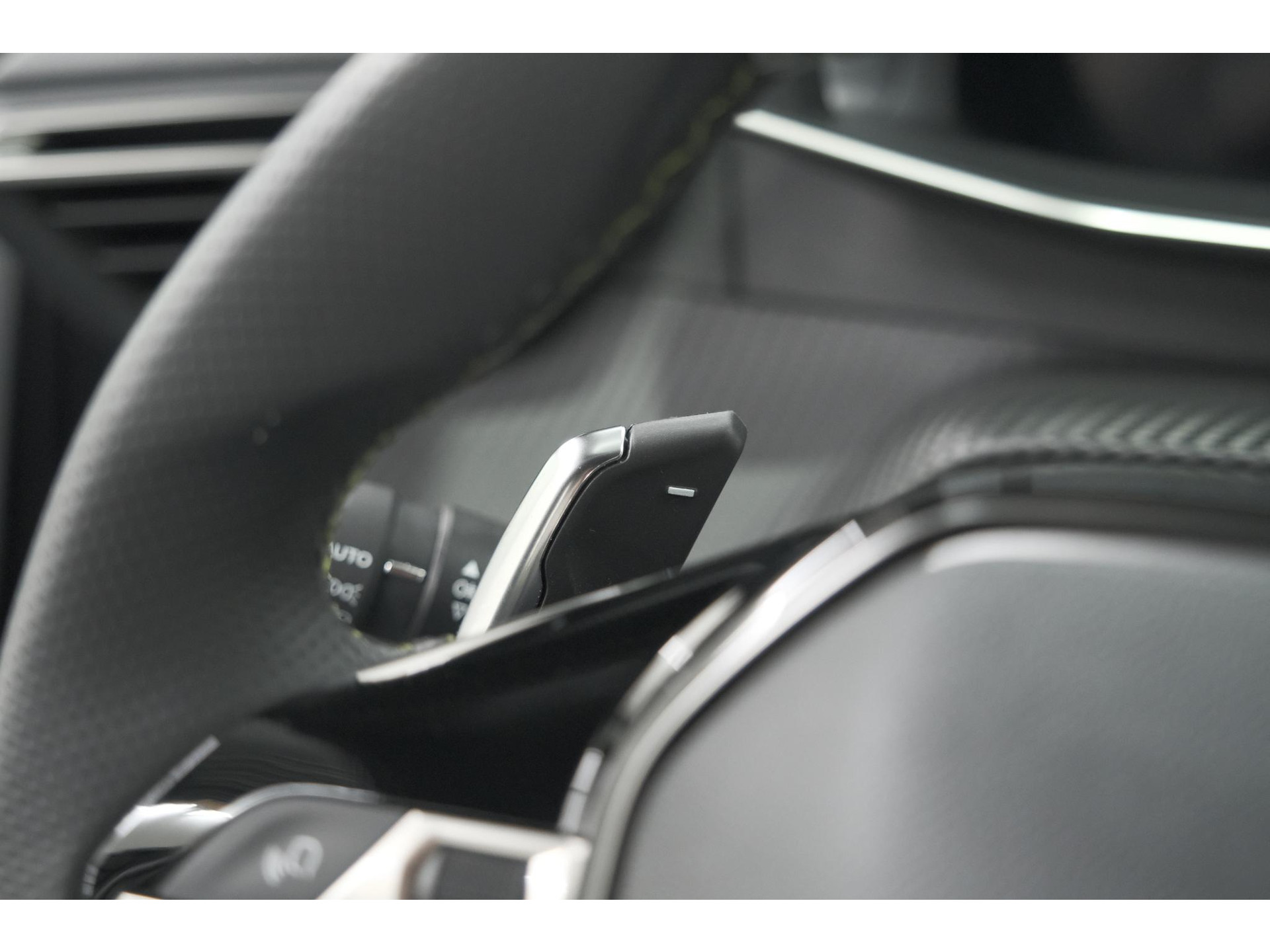 Peugeot 208 Hybrid 136 e-DCS6 GT | 360 Camera | Adaptieve Cruise Control | Dodehoekdetectie | Apple Carplay