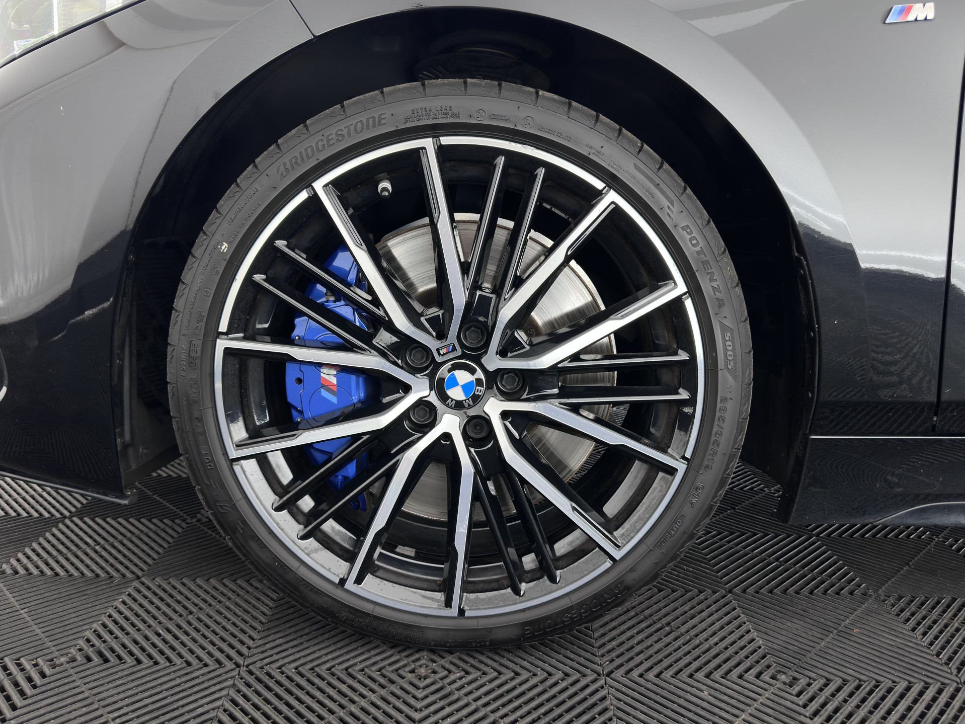 BMW 1-serie M135i xDrive M-Sportpack High Executive Aut. *ALCANTARA-MICROFIBRE | FULL-LED | HEATED-SPORTSEATS | SHIFT-PADDLES | DIGI-COCKPIT | HEAD-UP | NAVI-FULLMAP | DAB+ | PRIVACY-GLASS | AMBIENT-LIGHT | CARBON-INLAY | CARPLAY | 19''ALU*