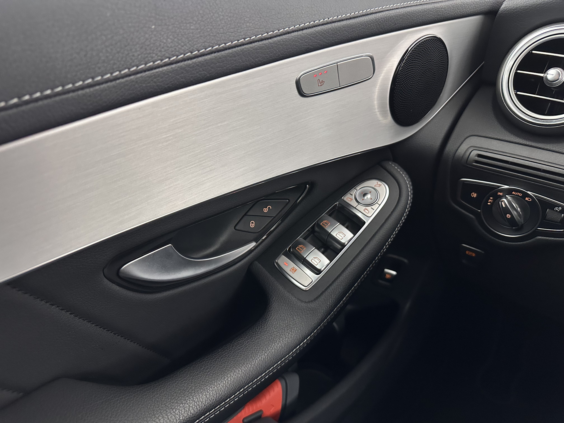 Mercedes-Benz GLC-klasse Coupé 300de 4MATIC Business Solution AMG (Plug-in) (INCL.BTW) *LEATHER-FABRIC | FULL-LED | CAMERA | HEATED-SPORTSEATS | NAVI-FULLMAP | PRIVACYGLASS | SHIFTPADDLES | DAB+ | ECC | PDC | CRUISE | 19''ALU*