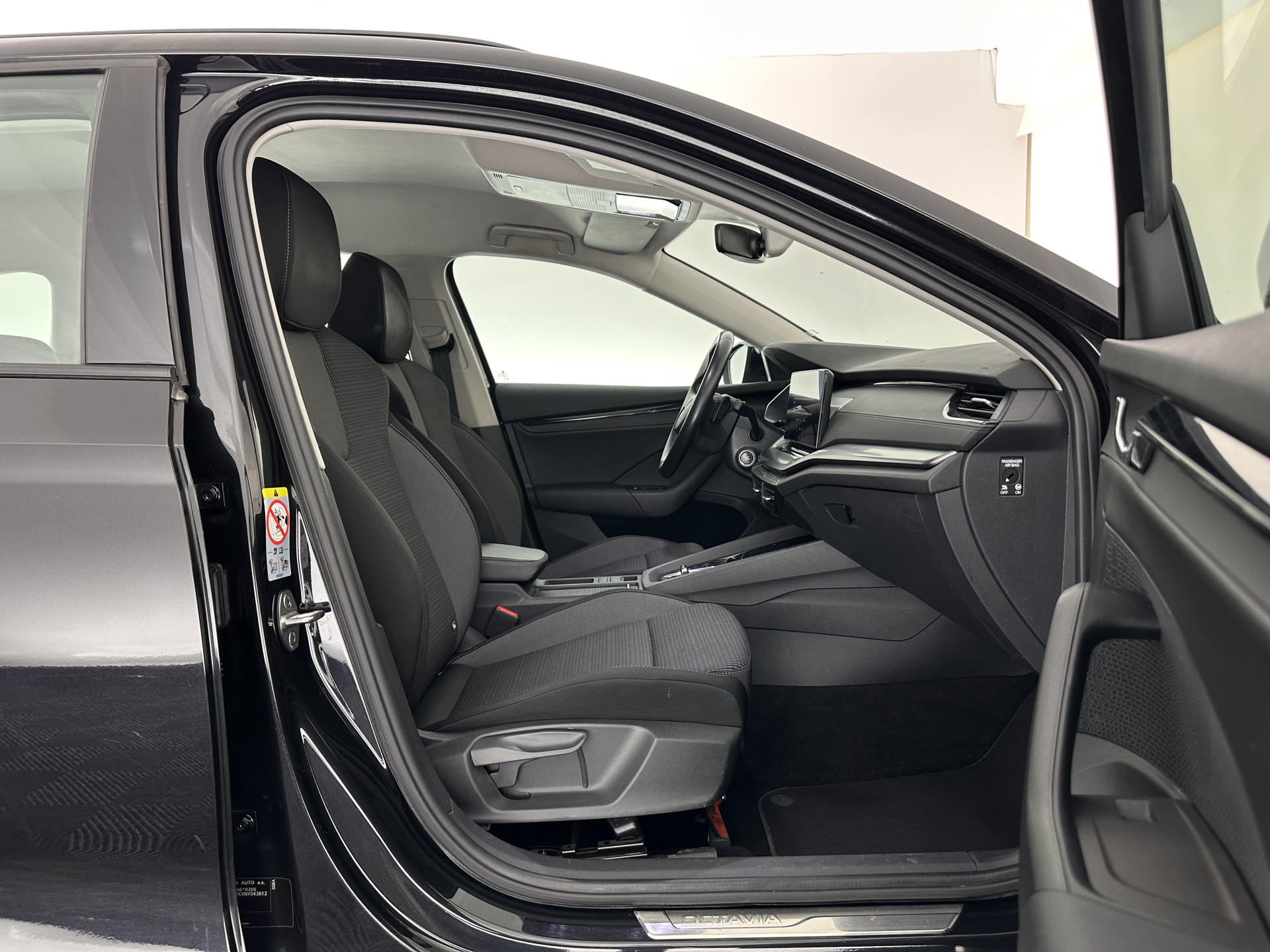 ŠKODA Octavia Combi 1.4 TSI iV PHEV Business Edition (Plug-in) (INCL-BTW) *FULL-LED | DIGI-COCKPIT | COMFORTSEATS | NAVI-FULLMAP | PRIVACY-GLASS | DAB | SHIFTPADDLES | ECC | PDC | CRUISE | TOWBAR | 18''ALU*