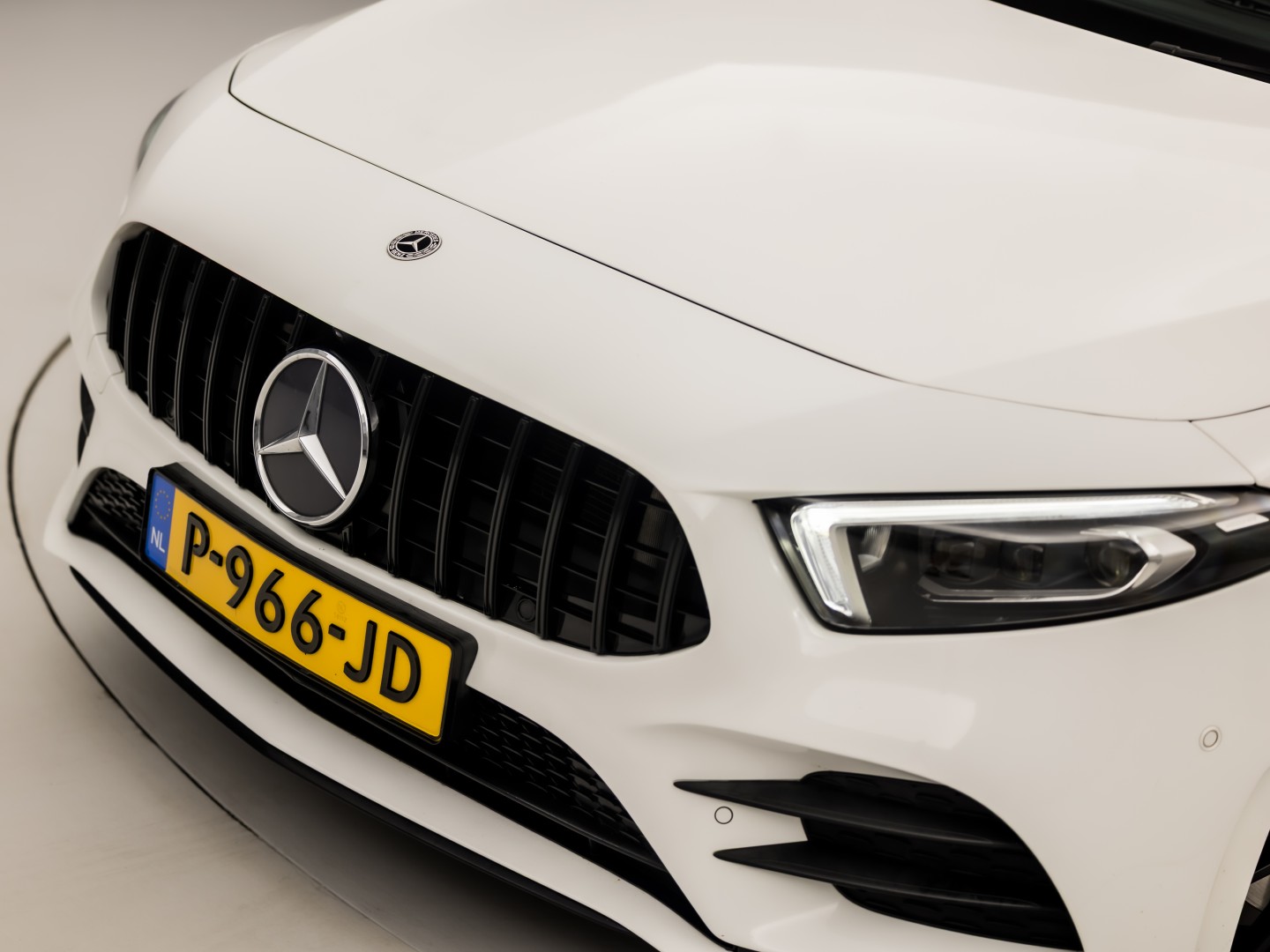 Mercedes-Benz A-Klasse 250 AMG Sport 224Pk Automaat (PANORAMADAK, MEMORY SEATS, 360 CAMERA, BURMESTER, GROOT NAVI, SFEERVERLICHTING, WIDESCREEN, ADAPTIVE CRUISE, NIEUWSTAAT)