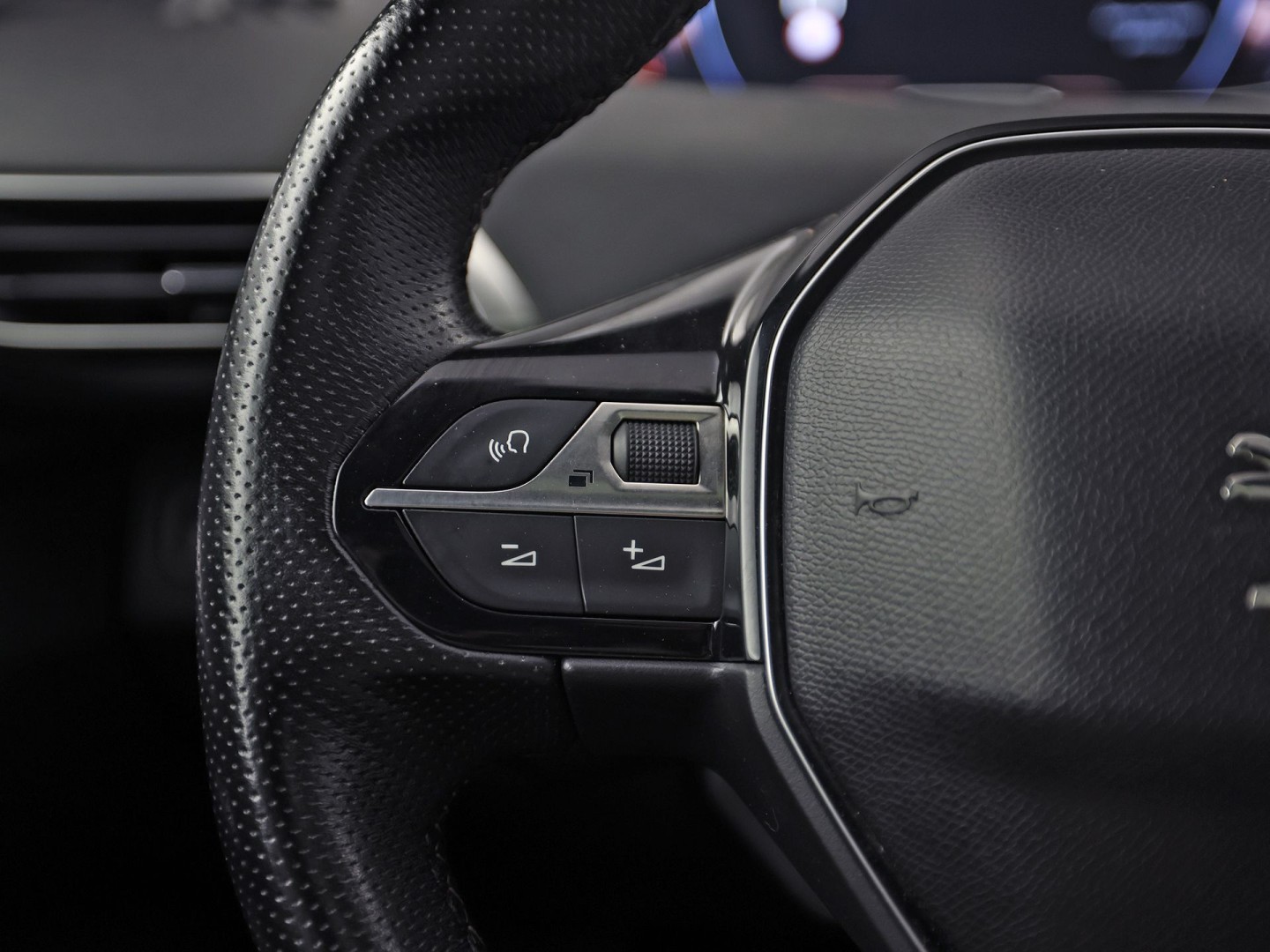 Peugeot 3008 1.2 PureTech GT Line (PANORAMADAK, APPLE CARPLAY, KEYLESS, 360 CAMERA, SPORTSTOELEN, GETINT GLAS, LED KOPLAMPEN, DRIVE MODE, NIEUWSTAAT)