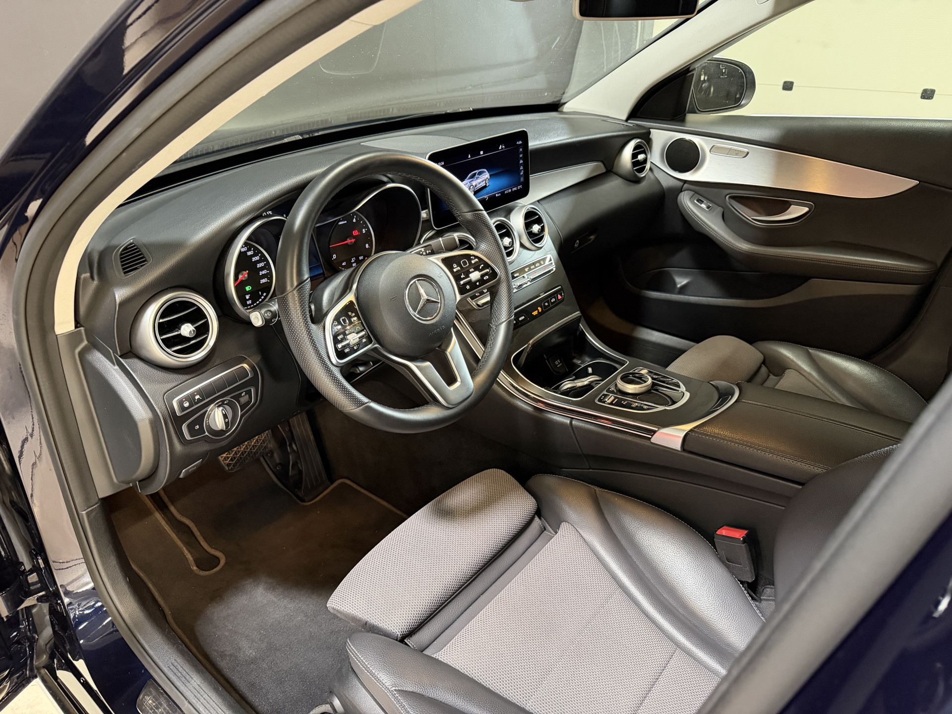Mercedes-Benz C-klasse Estate 220 d Business Solution | Camera | Stoelverwarming | Elektr. trekhaak | Adaptive cruise | Full LED