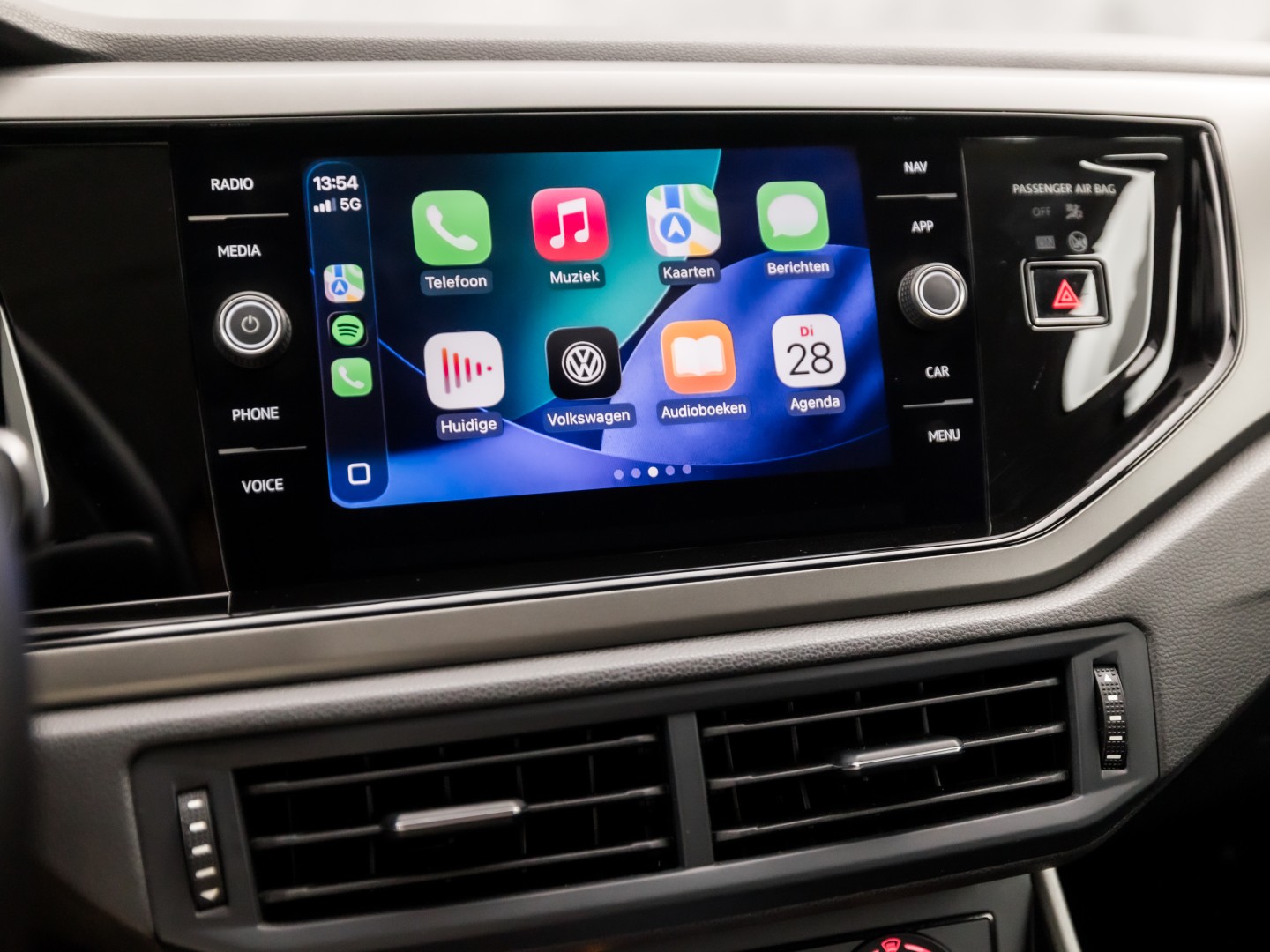 Volkswagen Polo 1.0 TSI Sportline (APPLE CARPLAY, GROOT NAVI, GETINT GLAS, LM VELGEN, SPORTSTOELEN, ADAPTIVE CRUISE, NIEUWSTAAT)