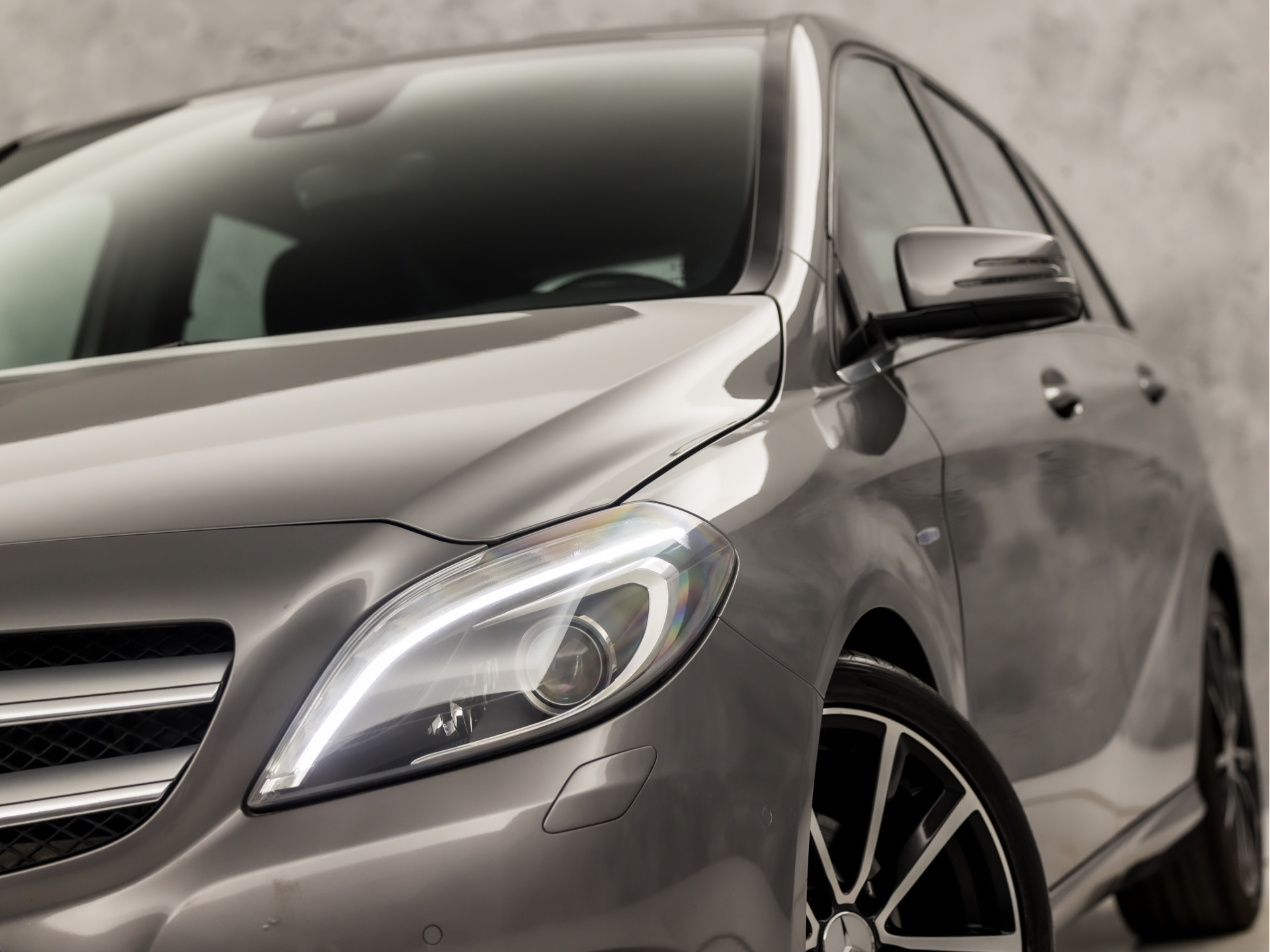 Mercedes-Benz B-Klasse 200 AMG Sport 157Pk (GROOT NAVI, CLIMATE, CAMERA, HARMAN/KARDON, STOELVERWARMING, LEDEREN SPORTSTOELEN, HARMAN/KARDON, XENON, ZWART HEMEL, NIEUWSTAAT)