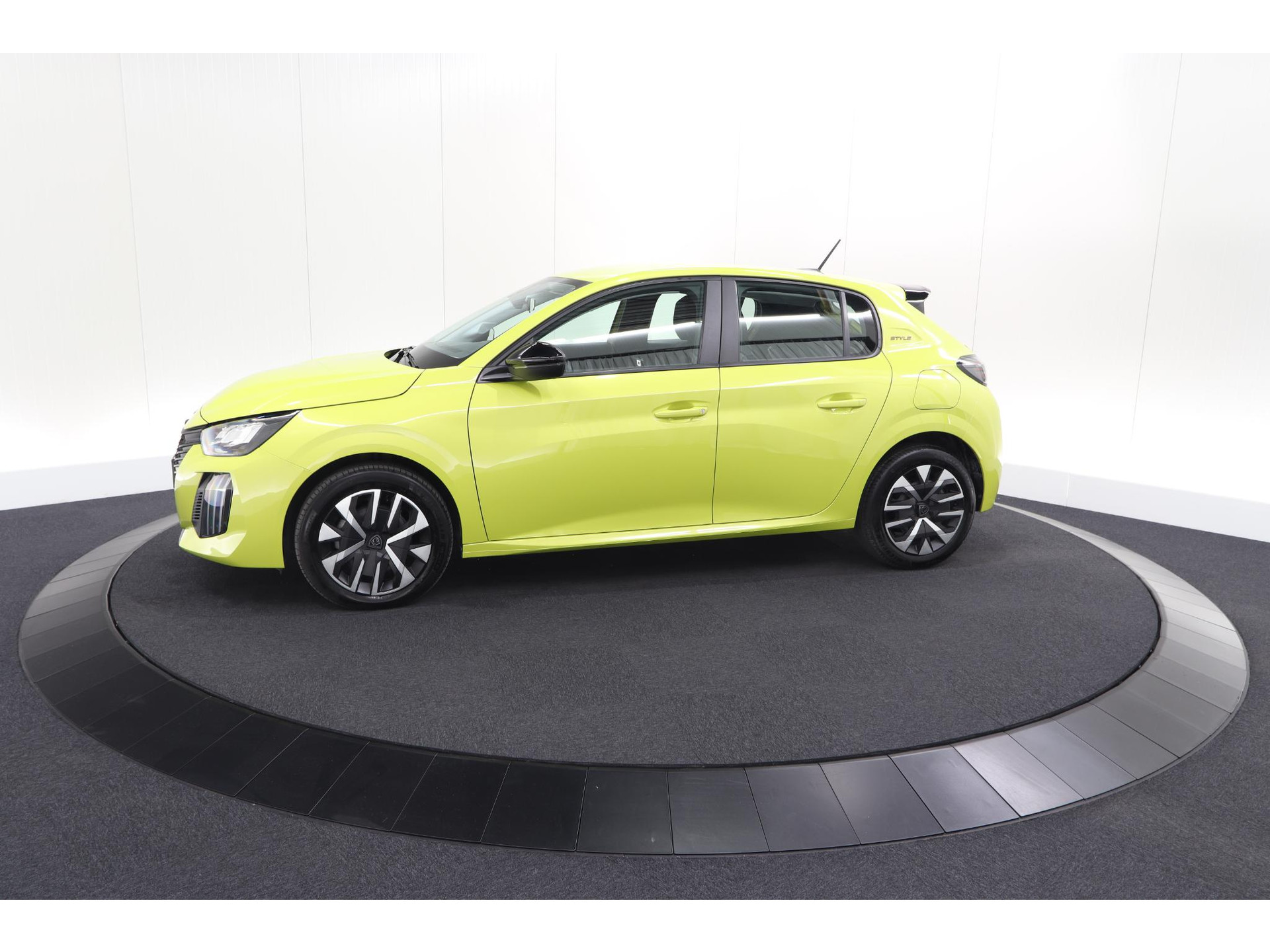 Peugeot 208 1.2 Hybrid 110 e-DCS6 Style | Parkeersensoren | Apple Carplay | Cruise Control | Airco