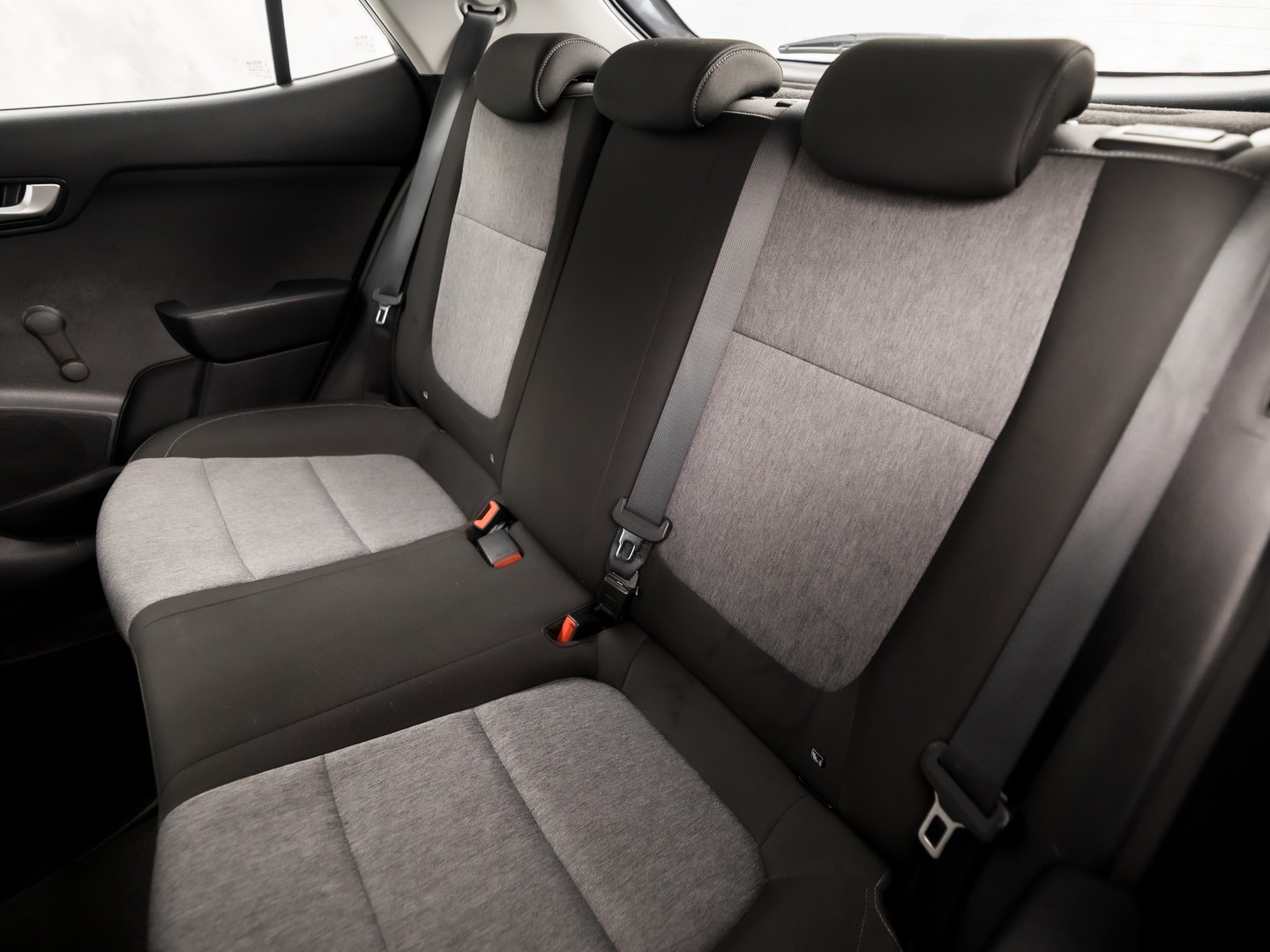 Kia Stonic 1.2 Navigator Sport (APPLE CARPLAY, NAVIGATIE, CAMERA, LM VELGEN, SPORTSTOELEN, PARKEERSENSOREN, ELEK RAMEN, NIEUWSTAAT)