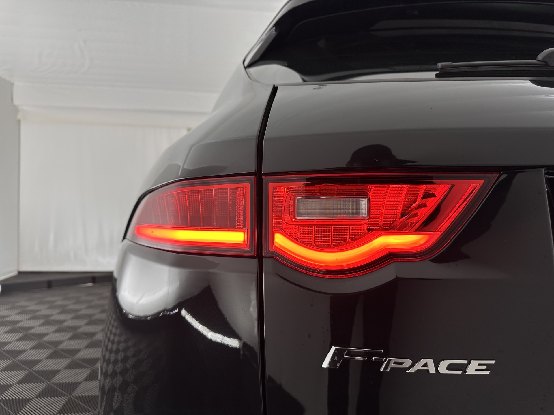Jaguar F-PACE 3.0 S AWD R-Dynamic Aut *PANO | LEATHER | BLINDSPOT | FULL-LED | MERIDIAN-AUDIO | HEATED-SPORTSEATS | NAVI-FULLMAP | KEYLESS | CAMERA | CARPLAY | SHIFTPADDLES | PDC | LANE-ASSIST | MEMORY-PACK | DIGI-COCKPIT | .