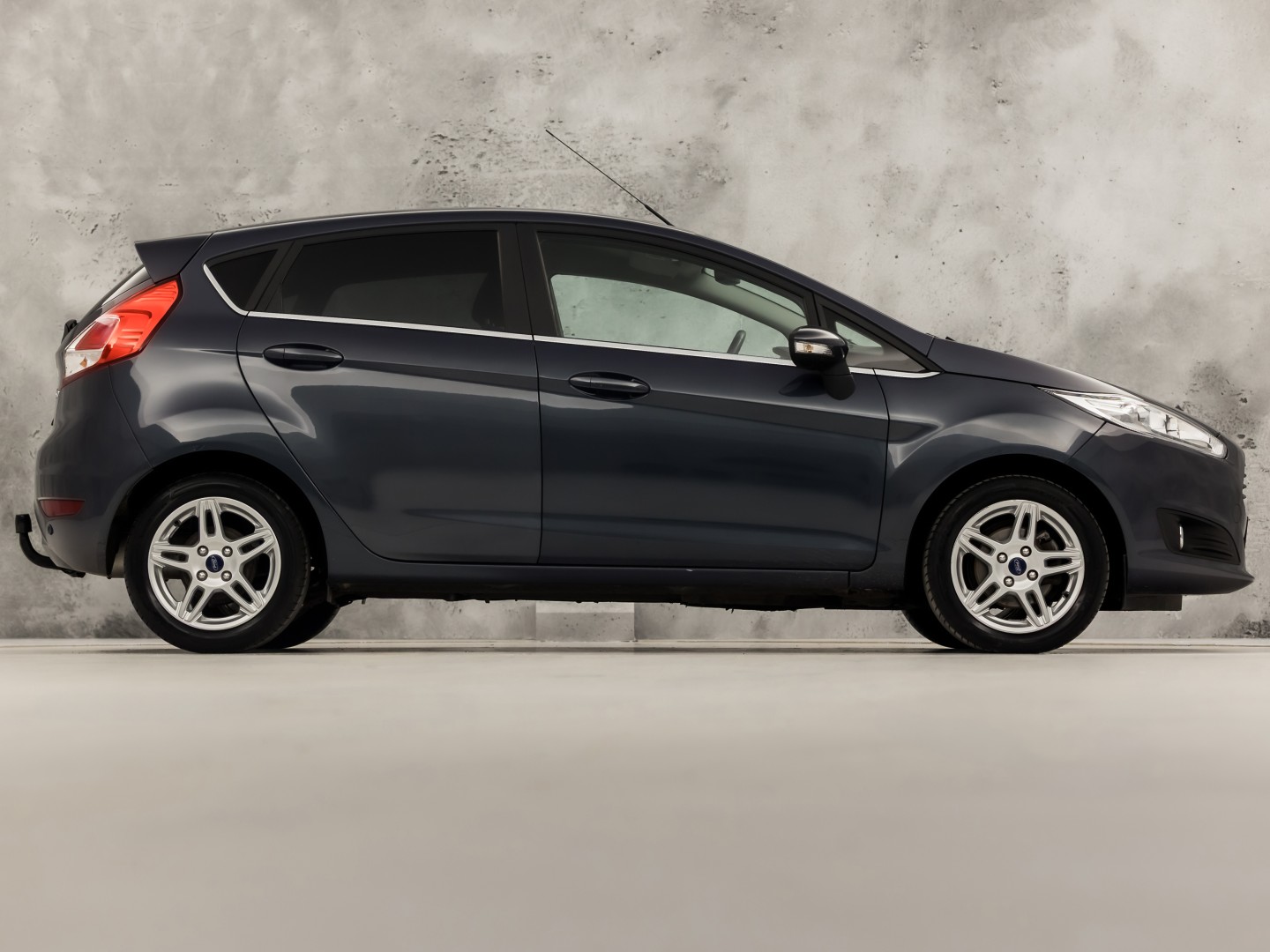Ford Fiesta 1.0 EcoBoost Titanium Sport 101Pk (NAVIGATIE, 1e EIGENAAR, CLIMATE, STOELVERWARMING, SPORTSTOELEN, GETINT GLAS, CRUISE, PARKEERSENSOREN, TREKHAAK, LM VELGEN, NIEUWSTAAT)