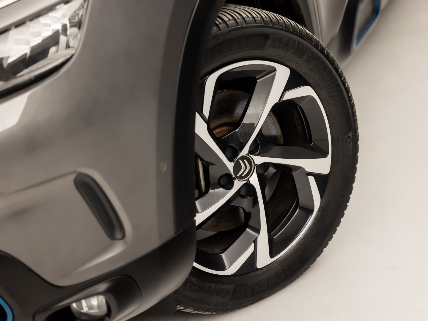 Citroën C5 Aircross 1.6 Plug-in Hybrid 225 Deluxe Sport 225Pk Automaat (APPLE CARPLAY, SOH 93%, GROOT NAVI, 360 CAMERA, GETINT GLAS, ELEK SPORTSTOELEN, LEDER, STOELVERWARMING, ADAPTIVE CRUISE, NIEUWSTAAT)