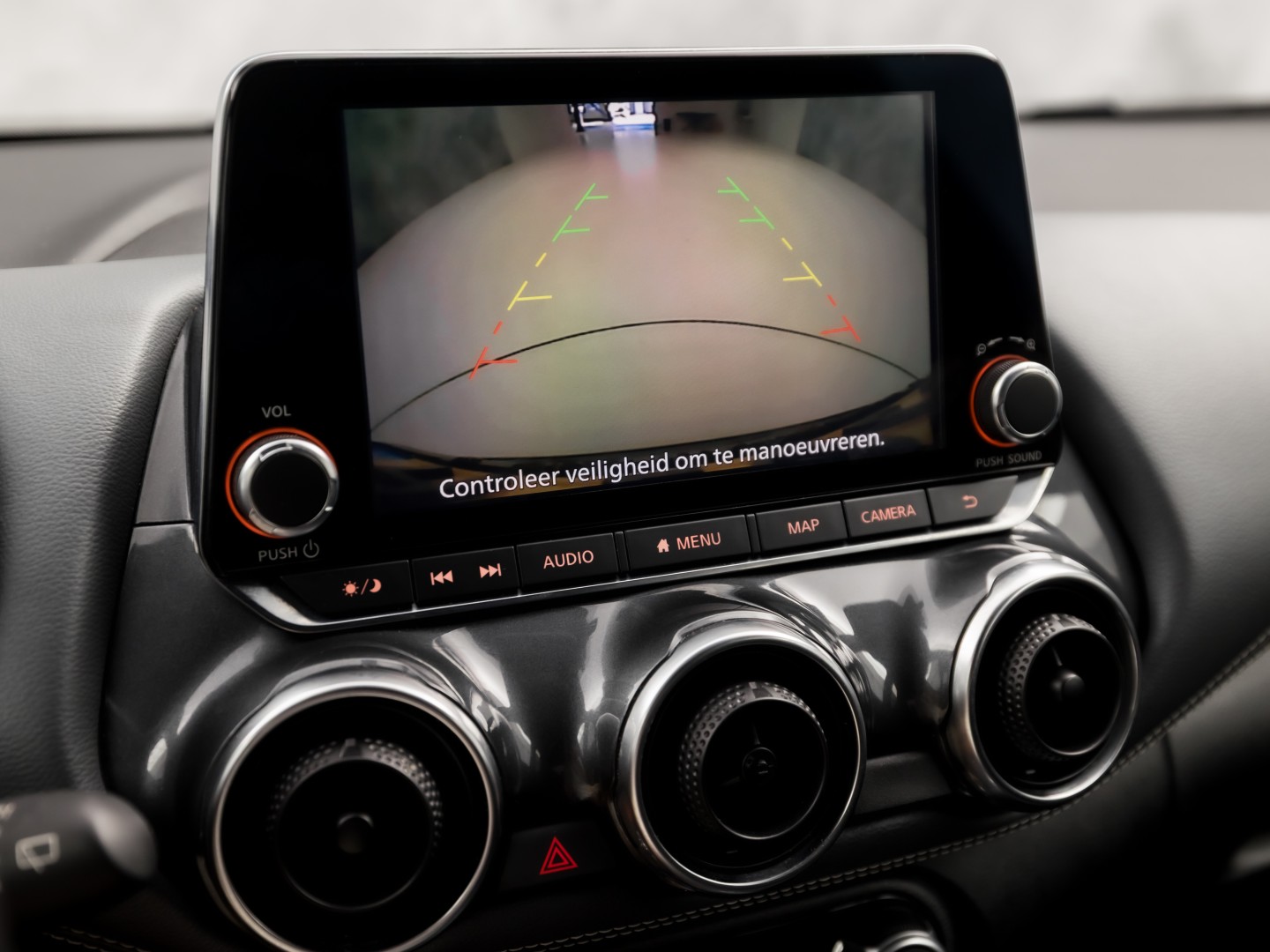 Nissan Juke 1.0 DIG-T N-Connecta Black Sport (APPLE CARPLAY, NAVIGATIE, CLIMATE, CAMERA, SPORTSTOELEN, GETINT GLAS, CRUISE, NIEUWSTAAT)