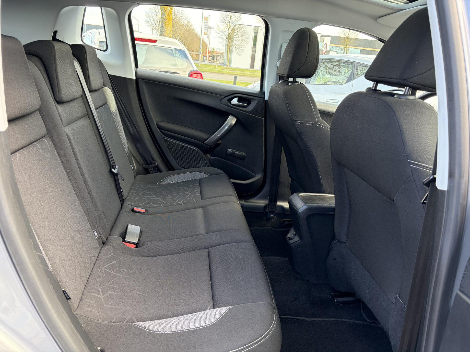 Peugeot 2008 1.2 PureTech Blue Lion 2e Eigenaar,Pano,Navi,Trekhaak,110pk,Dealer Onderhouden,Airco,Cruise,Pdc,Lm velgen,N.A.P,Recent beurt gehad,Apk tot 11-2026