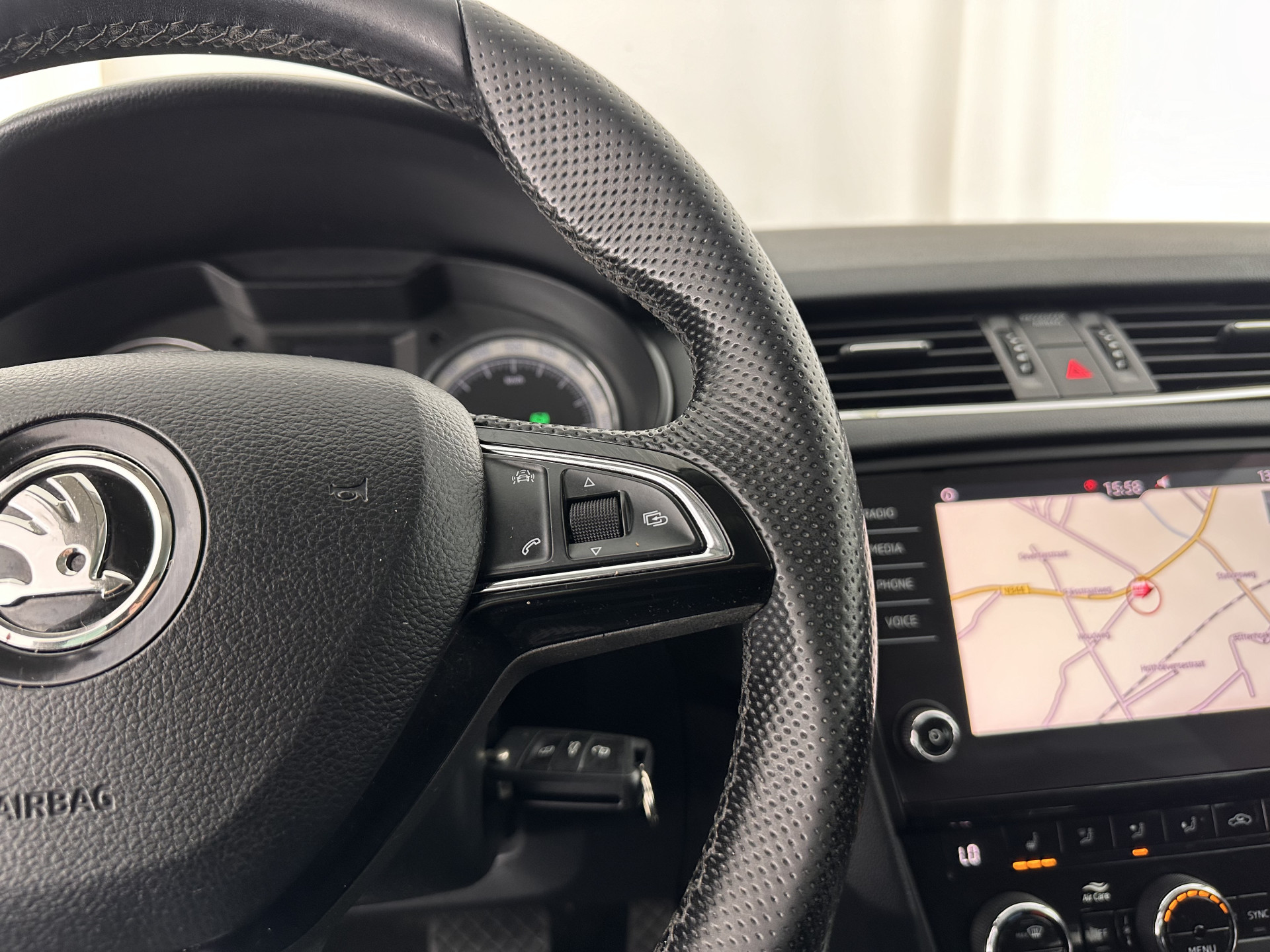 ŠKODA Octavia Combi 1.6 TDI Greentech Clever Edition Aut. *LEATHER-FABRIC | NAVI-FULLMAP | COMFORT-SEATS | DAB+ | HEATED-SEATS | AMUNDSEN-AUDIO | ECC | SHIFT-PADDLES | PARKPILOT | CRUISE | TOWBAR | 16''ALU *