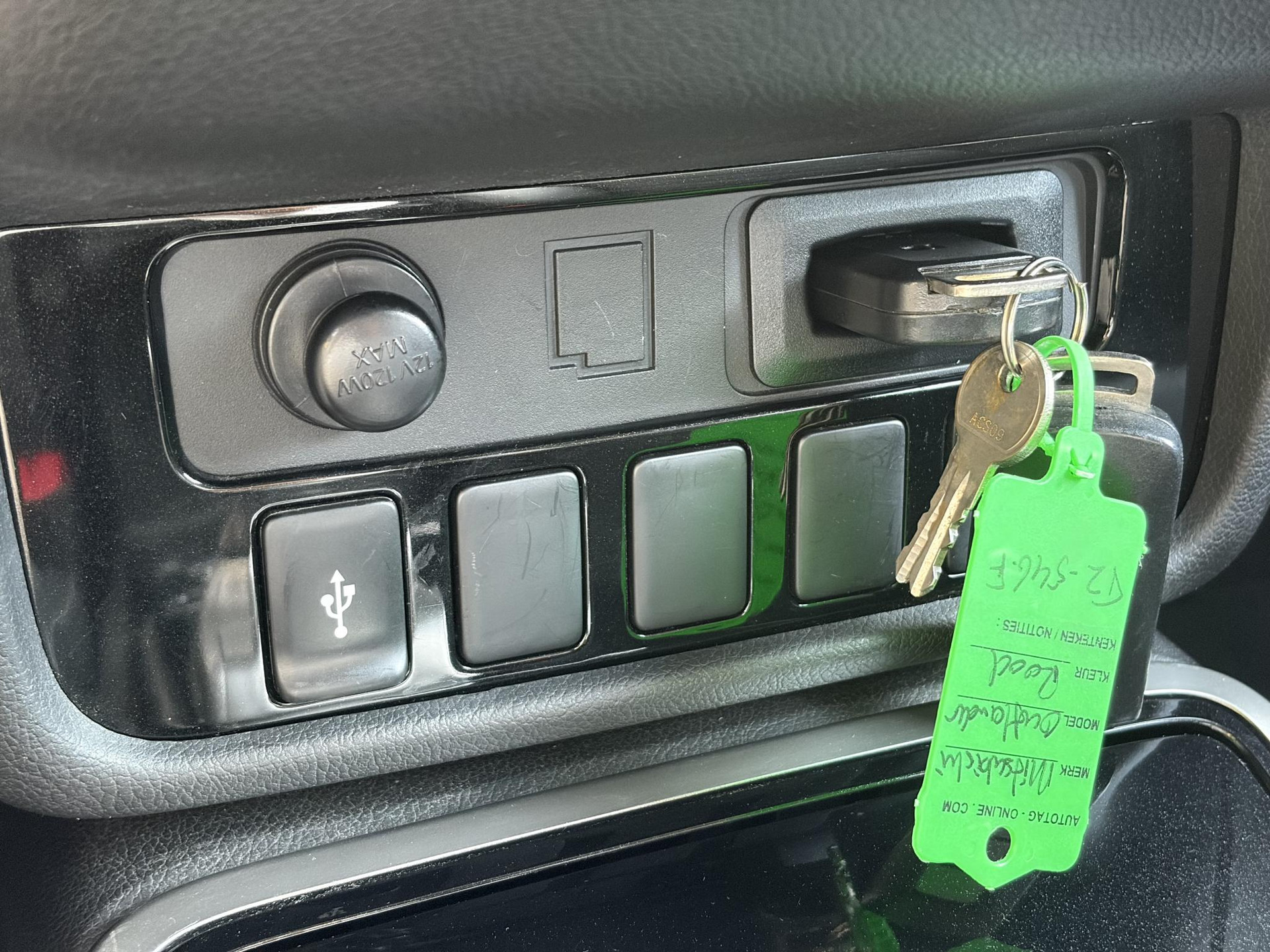Mitsubishi Outlander 2.4 PHEV Intense ✓1e Eigenaar✓Trakhaak✓SOH 67%✓Carplay✓Camera✓Alcantara-Leder✓Stoelverw-Stoelverkoeling✓Clima✓Cruise✓Pdc V+A✓Keyless✓Net beurt gehad✓18" Lmv✓N.A.P✓Apk tot 10-2027