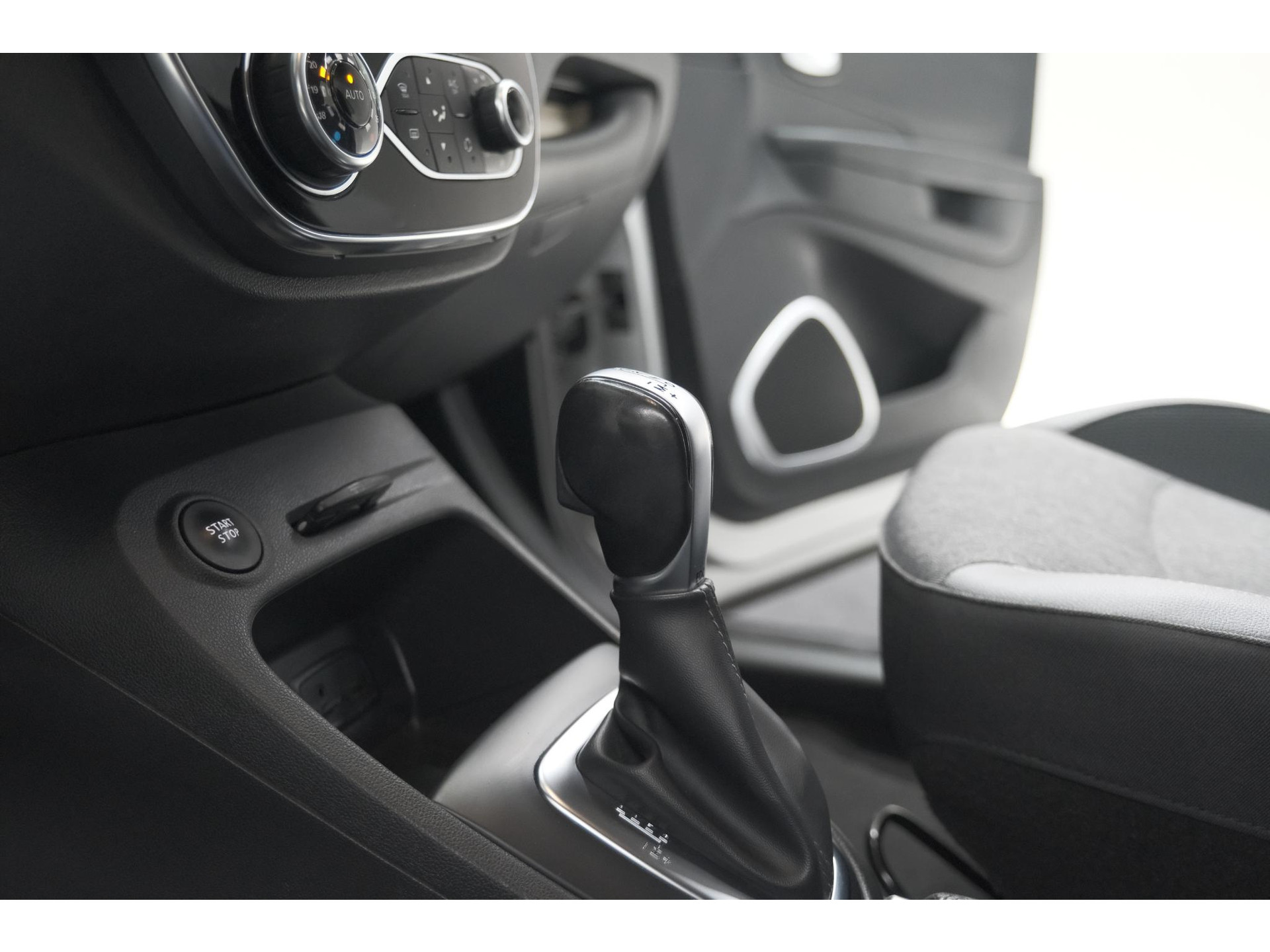 Renault Captur TCe 150 EDC Intens | Trekhaak | Navigatie | Parkeersensoren