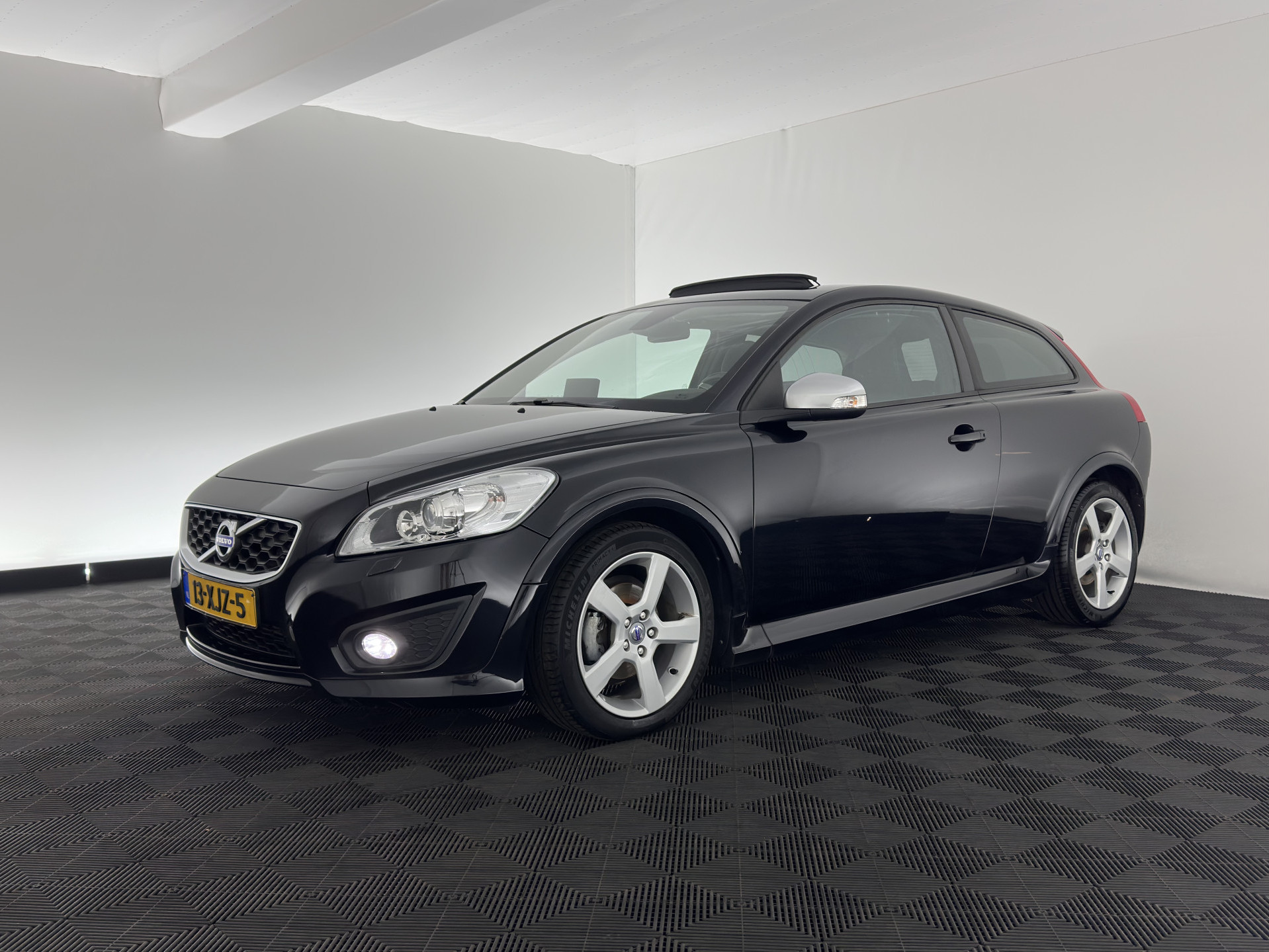 Volvo C30 1.6 D2 R-Design Sport-pack *PANO | BI-XENON | LEATHER-FABRIC | NAVI-FULLMAP | HEATED-SPORTSEATS | ECC | CARBON-INLAY | PDC | PREMIUM-AUDIO | CRUISE | 17''ALU*