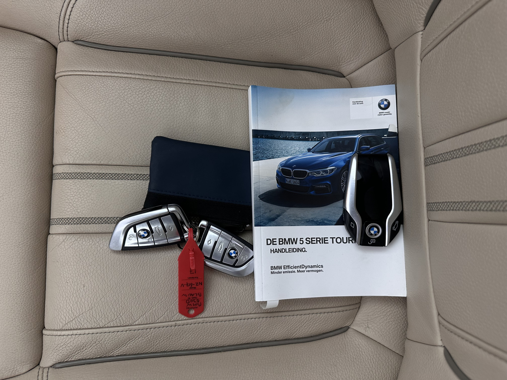 BMW 5-serie Touring 530d High Executive Luxury-Line Aut. *PANO | BOWERS-WILKINS | LEATHER | FULL-LED | ADAPTIVE-CRUISE | BLINDSPOT | MEMORY-PACK | TOPVIEW | HEAD-UP | HEATED-COMFORTSEATS | DIGI-COCKPIT | NAVI-FULLMAP | TOWBAR | 19''ALU*