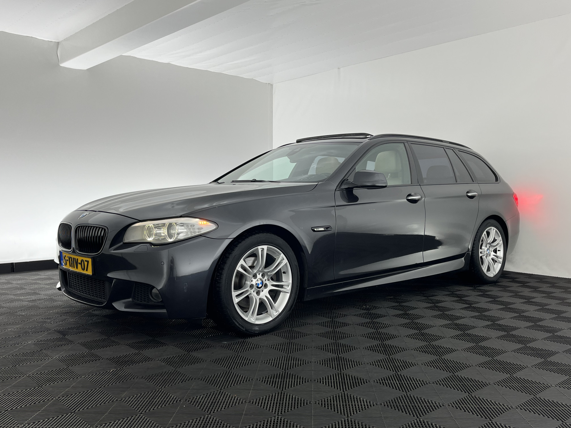 BMW 5-serie Touring 520d M-Sportpack High Executive Aut. *PANO | LEATHER | XENON | HEATED-SPORTSEATS | HIFI-SOUND | NAVI-FULLMAP | PRIVACYGLASS | SHIFTPADDLES | HEAD-UP | 18''ALU*