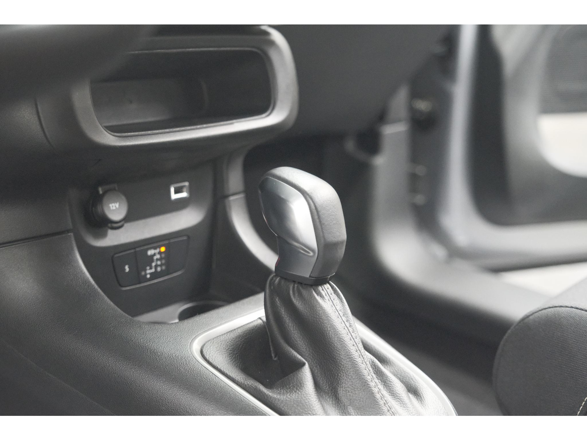 Citroen C3 PureTech 110 EAT6 Shine | Camera | Navigatie | Parkeersensoren | Apple Carplay | 17 Inch Lichtmetalen Velgen