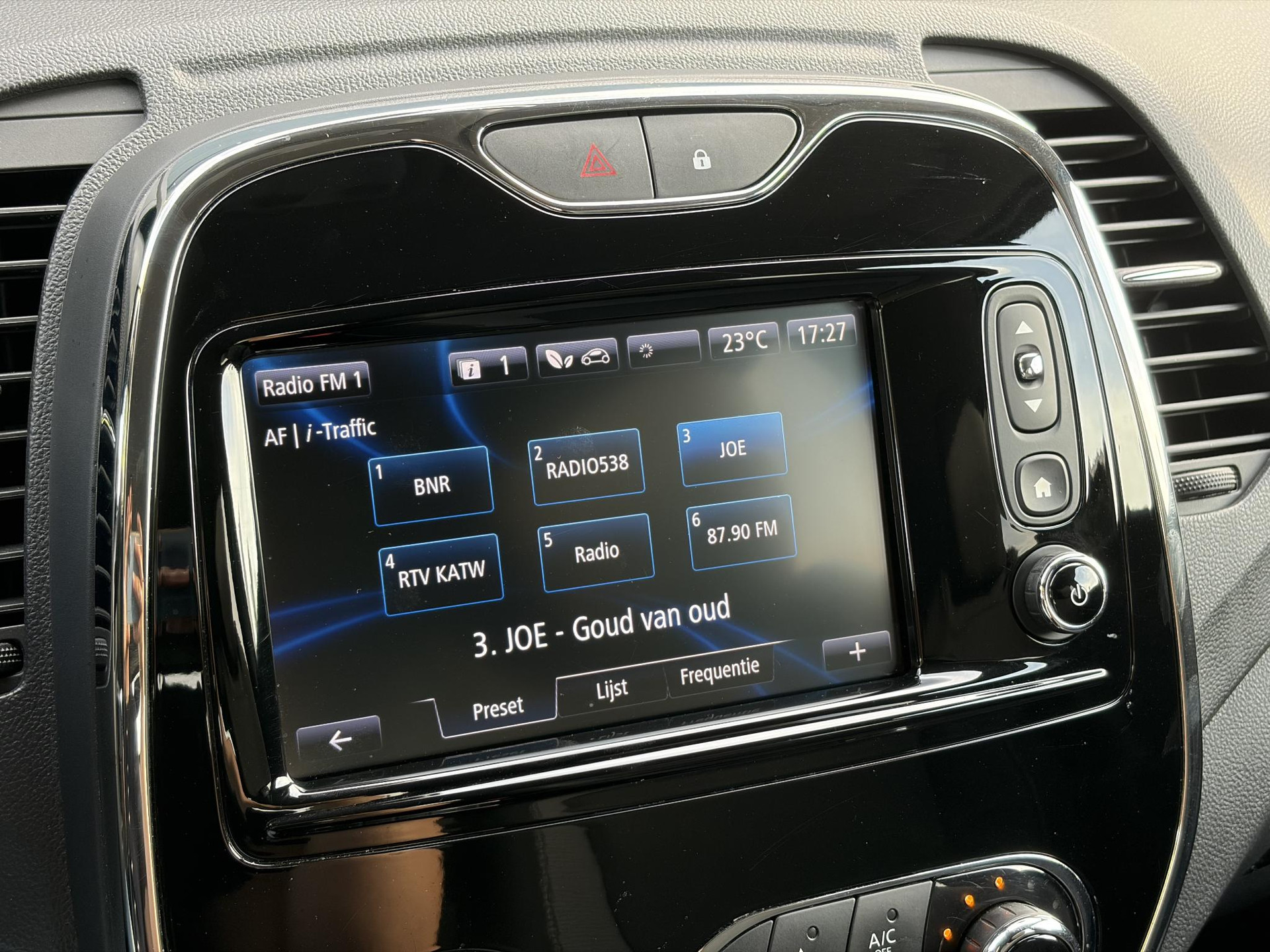 Renault Captur 1.2 TCe Dynamique ✓Navi✓Trekhaak✓Keyless✓Clima✓Cruise✓Dealer Onderhouden✓Automaat✓120pk✓Lm velgen✓Pdc✓N.A.P✓Apk tot 06-2027