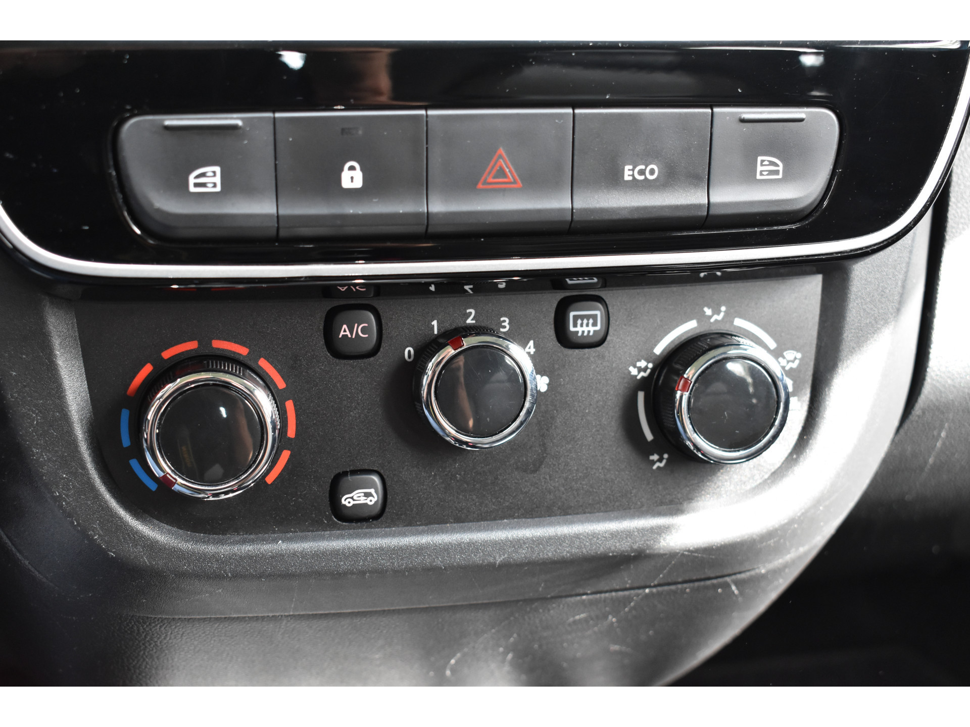 Dacia Spring Essential 27 kWh vol electric navigatie pdc Leer